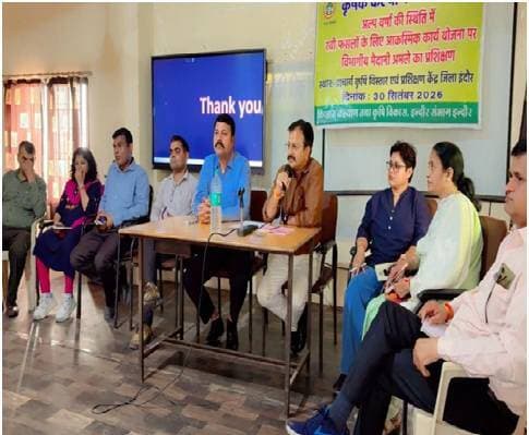 *अल्प वर्षा की स्थिति में रबी फसलों के लिए आकस्मिक कार्ययोजना पर मैदानी अमले को दिया गया प्रशिक्षण*
इंदौर, 30 सितंबर 2026
मध्यप्रदेश शासन द्वारा वर्ष 2026 को कृषि वर्ष (कृषक कल्याण वर्ष) के रूप में मनाया जा रहा है। इंदौर जिले में इस वर्ष अल्प वर्षा की स्थिति को देखते हुए रबी फसलों के लिए आकस्मिक कार्ययोजना तैयार कर मैदानी अमले को आवश्यक प्रशिक्षण दिया गया।
इंदौर जिले की औसत वार्षिक वर्षा 952.20 मिलीमीटर के विरुद्ध इस वर्ष अब तक 639.70 मिलीमीटर वर्षा दर्ज हुई है, जो औसत से लगभग 33 प्रतिशत कम है। अल्प वर्षा की स्थिति से निपटने के लिए 1 अक्टूबर से 21 अक्टूबर 2026 तक विशेष अभियान चलाया जाएगा। अभियान के दौरान कृषि विभाग का मैदानी अमला लगातार क्षेत्र का भ्रमण कर किसानों को रबी फसलों के लिए आवश्यक तकनीकी सलाह एवं अल्प वर्षा से निपटने के उपायों की जानकारी देगा।
इसी क्रम में कृषि विस्तार एवं प्रशिक्षण केन्द्र में मैदानी अमले का प्रशिक्षण आयोजित किया गया। कृषि विज्ञान केन्द्र के कृषि वैज्ञानिक डॉ. शुक्ला एवं डॉ. मिश्रा ने अल्प वर्षा की स्थिति में रबी फसलों के प्रबंधन, आकस्मिक कार्ययोजना तथा किसानों को दी जाने वाली आवश्यक सलाह के संबंध में विस्तार से प्रशिक्षण दिया।
प्रशिक्षण में संयुक्त संचालक कृषि श्री जितेन्द्र सिंह, उप संचालक कृषि श्री संदीप कुमार यादव, परियोजना संचालक आत्मा श्रीमती अल्पना वर्मा, अनुविभागीय अधिकारी कृषि श्री एस.आर.एस्के, सहायक संचालक कृषि श्री देवीसिंह वर्मा, उप परियोजना संचालक आत्मा सुश्री रेणु पाराशर सहित समस्त वरिष्ठ कृषि विकास अधिकारी, कृषि विकास अधिकारी एवं कृषि विस्तार अधिकारी उपस्थित रहे।
#JansamparkMP #indore #इंदौर #RabiCrops #Agriculture
CM Madhya Pradesh
Jansampark Madhya Pradesh
Department of Agriculture, Madhya Pradesh