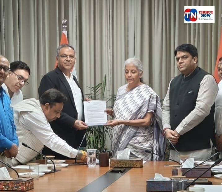 UPI MDR पर सरकार से व्यापारियों की बड़ी बातचीत, वित्त मंत्री से मुलाकात के बाद “नो UPI डे” वापस
नई दिल्ली से व्यापारिक जगत से जुड़ी एक अहम खबर सामने आई है। UPI MDR यानी यूपीआई लेन-देन पर प्रस्तावित शुल्क को लेकर व्यापारिक संगठनों ने केंद्रीय वित्त मंत्री निर्मला सीतारमण से मुलाकात की है।
कैट के राष्ट्रीय महामंत्री और सांसद प्रवीन खंडेलवाल के नेतृत्व में AIMRA के फाउंडर चेयरमैन कैलाश लख्यानी सहित एक उच्चस्तरीय प्रतिनिधिमंडल ने वित्त मंत्री से मुलाकात कर व्यापारियों और रिटेलर्स की चिंताओं को सामने रखा।
प्रतिनिधिमंडल ने प्रस्तावित MDR को फिलहाल स्थगित करने, शुल्क को चरणबद्ध तरीके से लागू करने और वित्त वर्ष 2026-27 में इसे 0.20 प्रतिशत से शुरू करने का सुझाव दिया। इसके बाद हर साल 0.05 प्रतिशत की वृद्धि करते हुए इसे 0.40 प्रतिशत तक ले जाने की मांग रखी गई।
इसके अलावा ₹1 लाख की प्रस्तावित थ्रेशोल्ड सीमा को बढ़ाकर ₹5 लाख करने और मर्चेंट-टू-मर्चेंट यानी M2M लेन-देन को MDR से बाहर रखने की मांग भी की गई।
व्यापारिक संगठनों के मुताबिक वित्त मंत्री ने सभी मुद्दों को गंभीरता से सुना और सकारात्मक विचार का आश्वासन दिया। इसके बाद AIMRA और AICPDF ने 2 अक्टूबर को प्रस्तावित “नो UPI डे” वापस लेने का फैसला किया है।
<nis:link nis:type=tag nis:id=tirhutnow nis:value=TirhutNow nis:enabled=true nis:link/> <nis:link nis:type=tag nis:id=upimdr nis:value=UPIMDR nis:enabled=true nis:link/> <nis:link nis:type=tag nis:id=upi nis:value=UPI nis:enabled=true nis:link/> <nis:link nis:type=tag nis:id=nirmalasitharaman nis:value=NirmalaSitharaman nis:enabled=true nis:link/> <nis:link nis:type=tag nis:id=aimra nis:value=AIMRA nis:enabled=true nis:link/> <nis:link nis:type=tag nis:id=aicpdf nis:value=AICPDF nis:enabled=true nis:link/> <nis:link nis:type=tag nis:id=businessnews nis:value=BusinessNews nis:enabled=true nis:link/>