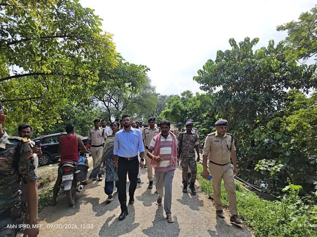 गंडक का जलस्तर पीक पर, मुजफ्फरपुर में प्रशासन अलर्ट! DM कुमार गौरव ने तटबंधों का लिया जायजा, NDRF-SDRF सक्रिय
नेपाल के तराई क्षेत्र में लगातार हुई भारी बारिश के बाद गंडक नदी में बढ़े जलस्राव को देखते हुए मुजफ्फरपुर जिला प्रशासन पूरी तरह अलर्ट मोड में है। जिलाधिकारी कुमार गौरव पुलिस अधीक्षक, नगर आयुक्त, अपर समाहर्ता आपदा प्रबंधन समेत अन्य अधिकारियों के साथ प्रभावित क्षेत्रों में लगातार कैंप कर राहत और बचाव कार्यों की निगरानी कर रहे हैं।
जिलाधिकारी ने आज सबसे पहले साहेबगंज प्रखंड में तिरहुत बांध का निरीक्षण कर तटबंध की सुरक्षा व्यवस्था का जायजा लिया। हुस्सेपुर में उन्होंने स्थानीय लोगों और जनप्रतिनिधियों से संवाद कर स्थिति की जानकारी और फीडबैक लिया। उन्होंने प्रभावित लोगों के बीच पॉलीथिन शीट्स का शीघ्र वितरण और कम्युनिटी किचन शुरू कराने का निर्देश दिया।
इसके बाद पारू में राहत एवं बचाव कार्यों का निरीक्षण किया गया। जयमल डुमरी में लोगों की सहायता के लिए एनडीआरएफ की टीम को तत्काल भेजा गया है।
डीएम ने कहा कि फिलहाल नदियों का जलस्तर पीक पर है और जल्द कमी आने की उम्मीद है। प्रशासन ने लोगों से पैनिक नहीं करने, लेकिन पूरी तरह सजग और सतर्क रहने की अपील की है। साथ ही अफवाहों और अपुष्ट सूचनाओं पर ध्यान नहीं देने को कहा गया है।
#TirhutNow #MuzaffarpurFlood #GandakRiver #KumarGaurav #BiharFlood