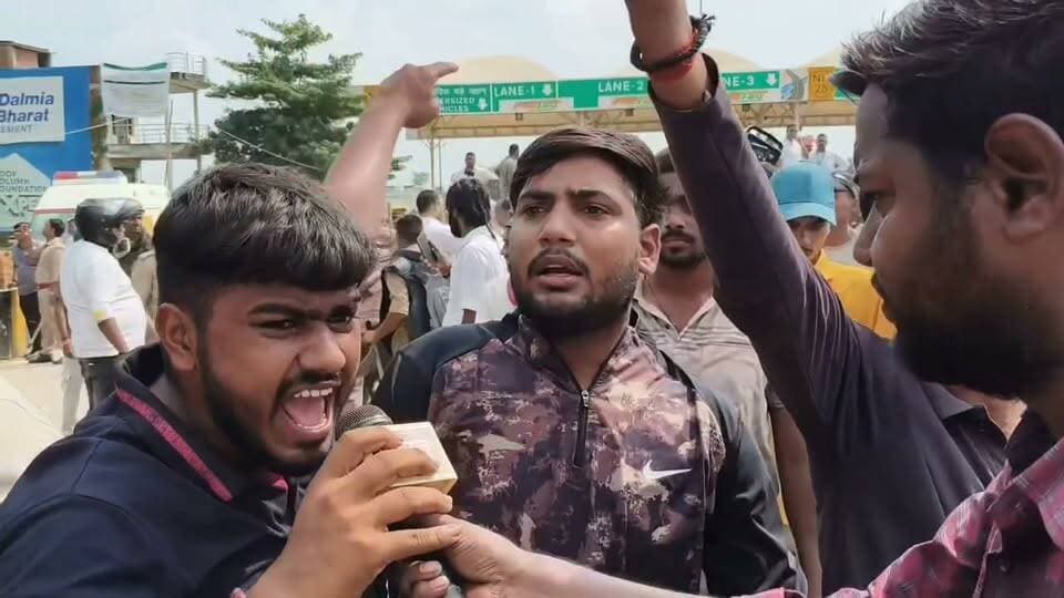 चोलापुर टोल प्लाजा को लेकर पुलिस और किसानों में टक्कर, पुलिस पर लाठीचार्ज का आरोप...