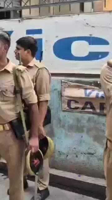 पुलिस की देखरेख में किए गए होटल सील