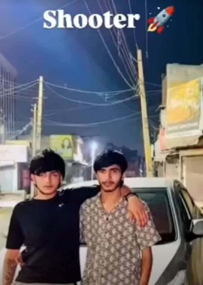 अंकित बालियान हत्याकांड में साजिशकर्ता रोहित लाडला गिरफ्तार:एसपी बोले- वह मोहित का दोस्त था, भोलू शाहपुरिया से कराई थी मुलाकात
शामली पुलिस ने हरियाणवी सिंगर अंकित बालियान हत्याकांड में बुधवार शाम 4 बजे रोहित उर्फ लाडला को गिरफ्तार किया। पुलिस के मुताबिक, रोहित सोनीपत के उल्देपुर ठरू का रहने वाला है।
एसपी नरेंद्र प्रताप सिंह ने बताया कि रोहित पुलिस मुठभेड़ में मारे गए मोहित का दोस्त था। उसने मोहित की मुलाकात भोलू शाहपुरिया से कराई थी। पुलिस का दावा है कि जांच में रोहित की हत्याकांड की साजिश में भूमिका सामने आई है।
26 अगस्त की शाम करीब 6:45 बजे हरियाणवी सिंगर अंकित बालियान की जिम से निकलते समय चार हथियारबंद हमलावरों ने गोली मारकर हत्या कर दी थी। मृतक के पिता सतबीर सिंह की शिकायत पर शामली कोतवाली में अज्ञात हमलावरों के खिलाफ मुकदमा दर्ज किया गया था।
मुठभेड़ में मोहित और सुमित की हुई थी मौत
हत्याकांड की जांच के लिए पुलिस की कई टीमें गठित की गई थीं। पुलिस के मुताबिक, 31 अगस्त को हुई कार्रवाई के दौरान मोहित और सुमित घायल हुए थे। बाद में दोनों की मौत हो गई थी। इसके बाद पुलिस हत्याकांड में शामिल अन्य आरोपियों और साजिशकर्ताओं की तलाश में जुटी थी।
एसपी के मुताबिक, रोहित और मोहित की दोस्ती थी। दोनों के जेल में साथ रहने की बात भी सामने आई है। रोहित का भोलू शाहपुरिया से भी पुराना परिचय बताया गया है। पुलिस ने बताया कि रोहित के खिलाफ हरियाणा में पहले से मुकदमे दर्ज हैं।
साजिश में भूमिका की जांच कर रही पुलिस
पुलिस का कहना है कि जांच के दौरान रोहित की भूमिका सामने आने के बाद उसे गिरफ्तार किया गया। एसपी के मुताबिक, रोहित ने मोहित की मुलाकात भोलू शाहपुरिया से कराई थी और हत्याकांड की साजिश में उसकी भूमिका सामने आई है।
पुलिस अब आरोपी के आपराधिक इतिहास और हत्याकांड में उसकी भूमिका से जुड़े अन्य तथ्यों की जांच कर रही है। पुलिस के मुताबिक, मामले में शामिल अन्य आरोपियों की गिरफ्तारी के लिए लगातार दबिश दी जा रही है।