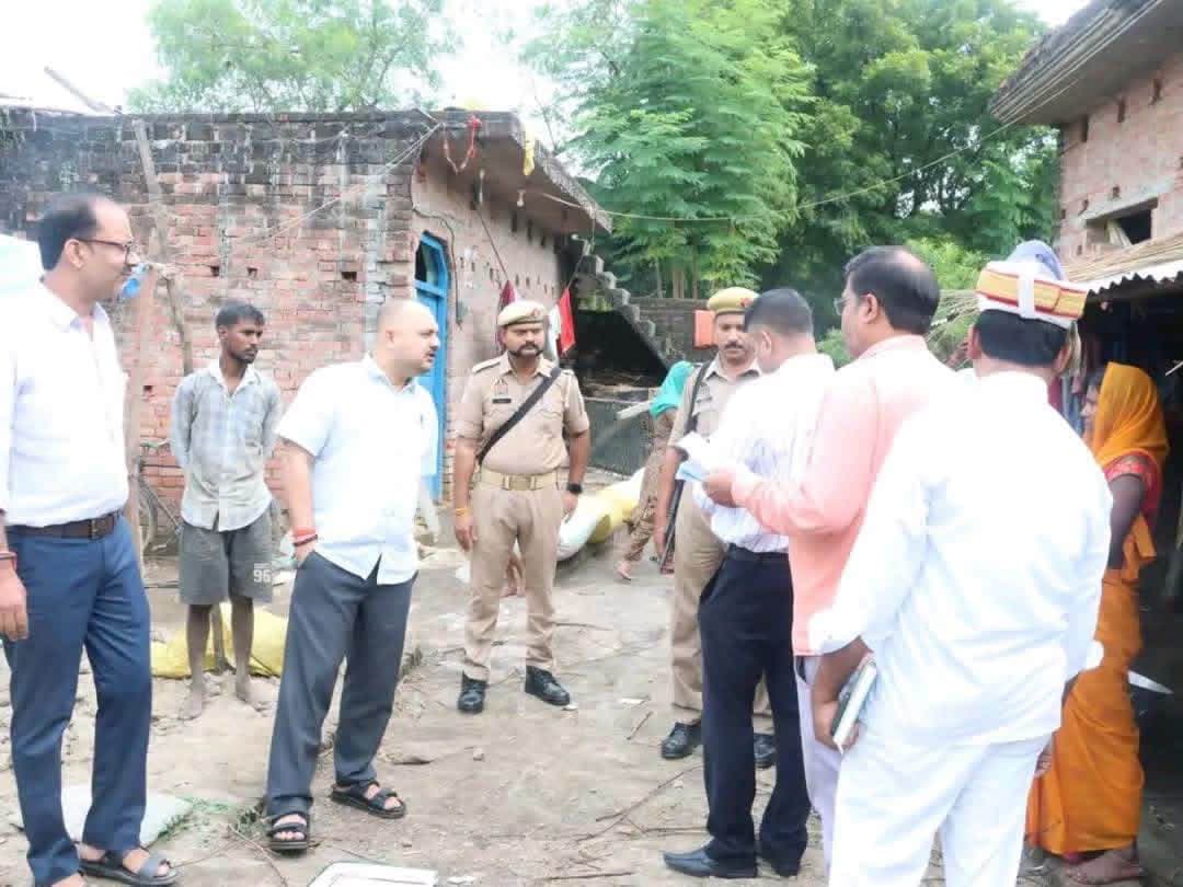 डीएम ने क्षतिग्रस्त मकानों का किया स्थलीय निरीक्षण, राहत कार्यों में लापरवाही पर लेखपाल को निलंबित करने के दिए निर्देश
----------------------
#प्रतापगढ़-:
जिलाधिकारी अभिषेक पाण्डेय ने तहसील पट्टी क्षेत्र के अंतर्गत नगर पंचायत कोहड़ौर के वार्ड संख्या-08 रामापुर में भारी वर्षा एवं अतिवृष्टि के कारण मकान गिरने की सूचना पर स्थलीय निरीक्षण किया। उन्होंने प्रभावित परिवार को नियमानुसार आपदा राहत सहायता उपलब्ध कराने तथा राहत कार्यों में लापरवाही बरतने पर संबंधित लेखपाल को निलंबित करने के निर्देश दिए। जिलाधिकारी ने रामापुर निवासी रिंकी गौड़ पत्नी हरिओम के क्षतिग्रस्त मकान का निरीक्षण किया। मकान के पूर्ण रूप से क्षतिग्रस्त होने की स्थिति को देखते हुए उन्होंने मौके पर उपस्थित उप जिलाधिकारी तहसील पट्टी को आपदा राहत कोष से प्रभावित परिवार को 1.20 लाख रुपये की सहायता धनराशि उपलब्ध कराने की कार्रवाई सुनिश्चित करने के निर्देश दिए। साथ ही अतिवृष्टि के दौरान क्षेत्र में लापरवाही बरतने के मामले में संबंधित लेखपाल को निलंबित करने के निर्देश दिए।
इसके अतिरिक्त जिलाधिकारी ने भारी वर्षा एवं अतिवृष्टि के कारण क्षतिग्रस्त मकानों का जायजा लिया। उन्होंने पूरे वैजू का पुरवा निवासी विमला पाल पत्नी बृजपाल के मकान तथा विद्या देवी के मकान एवं पशुशाला का स्थलीय निरीक्षण किया। उन्होंने संबंधित अधिकारियों को क्षति का नियमानुसार आकलन कर प्रभावित परिवारों को निर्धारित प्रावधानों के अनुसार सहायता धनराशि उपलब्ध कराने के निर्देश दिए। जिलाधिकारी ने प्रभावित परिवारों को राहत एवं सहायता उपलब्ध कराने के लिए आवश्यक कार्रवाई सुनिश्चित करने पर जोर दिया। जिला प्रशासन द्वारा भारी वर्षा एवं अतिवृष्टि से प्रभावित परिवारों को नियमानुसार त्वरित राहत प्रदान करने के लिए आवश्यक कदम उठाए जा रहे हैं।