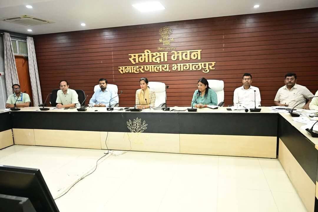 दिनांक 30.09.2026 को जिला सभागार, समीक्षा भवन, भागलपुर में राष्ट्रीय प्रशिक्षुता प्रोत्साहन योजना (NAPS 2.0) के प्रभावी क्रियान्वयन से संबंधित आयोजित समीक्षात्मक बैठक की कार्यवाही।
*प्रमुख उपस्थिति*
बैठक की अध्यक्षता जिलाधिकारी, भागलपुर द्वारा की गई। बैठक में निम्न पदाधिकारीगण एवं औद्योगिक प्रतिष्ठानों के प्रतिनिधि उपस्थित रहे—
- उप विकास आयुक्त, भागलपुर
- महाप्रबंधक, जिला उद्योग केंद्र, भागलपुर
- जिला नियोजन पदाधिकारी, भागलपुर
- उप प्राचार्य, औद्योगिक प्रशिक्षण संस्थान, भागलपुर-सह-सहायक अप्रेंटिसशिप एडवाइजर
- जिला अंतर्गत अन्य संबंधित पदाधिकारीगण
- जिले में अवस्थित विभिन्न औद्योगिक प्रतिष्ठानों के उद्योगपति एवं उनके अधिकृत प्रतिनिधिगण
*बैठक की कार्यवाही एवं प्रमुख बिंदु*
बैठक का शुभारंभ जिले के विभिन्न औद्योगिक प्रतिष्ठानों से उपस्थित उद्योगपतियों एवं उनके अधिकृत प्रतिनिधियों के स्वागत के साथ किया गया।
महाप्रबंधक, जिला उद्योग केंद्र, भागलपुर द्वारा जिले के औद्योगिक प्रतिष्ठानों से संबंधित वर्तमान समस्याओं एवं आवश्यकताओं से अवगत कराया गया। साथ ही, केंद्र एवं राज्य सरकार द्वारा संचालित विभिन्न औद्योगिक नीतियों एवं योजनाओं की जानकारी प्रदान करते हुए उद्योग प्रतिनिधियों से सुझाव एवं फीडबैक प्राप्त किया गया।
उप प्राचार्य, औद्योगिक प्रशिक्षण संस्थान, भागलपुर-सह-सहायक अप्रेंटिसशिप एडवाइजर द्वारा NAPS 2.0 के प्रावधानों, इसके क्रियान्वयन की प्रक्रिया तथा प्रतिष्ठानों एवं शिक्षुओं को प्राप्त होने वाले वित्तीय एवं अन्य लाभों की विस्तृत जानकारी दी गई। उन्होंने सभी पात्र औद्योगिक प्रतिष्ठानों से NAPS Portal पर Establishment Registration, Apprenticeship Opportunities/Vacancies का अधिसूचन एवं Contract Generation की प्रक्रिया पूर्ण करते हुए अधिकाधिक शिक्षुओं को नियोजित करने का अनुरोध किया।
जिलाधिकारी, भागलपुर द्वारा NAPS 2.0 के प्रभावी क्रियान्वयन को ध्यान में रखते हुए जिले के सभी औद्योगिक प्रतिष्ठानों से अनुरोध किया गया कि Apprenticeship Act, 1961 एवं NAPS 2.0 के प्रावधानों के अनुरूप अपनी कुल जनशक्ति/प्रशिक्षण क्षमता के अनुसार निर्धारित 2.5 प्रतिशत से 15 प्रतिशत की सीमा में अधिकाधिक शिक्षुओं को नियोजित करना सुनिश्चित करें। उन्होंने कहा कि स्थानीय युवाओं को उद्योगों में On-the-Job Training (OJT) का अवसर उपलब्ध कराने से उनके व्यावहारिक ज्ञान, कौशल एवं कार्य-अनुभव में वृद्धि होगी तथा स्थानीय उद्योगों की आवश्यकताओं के अनुरूप कुशल एवं प्रशिक्षित मानव संसाधन तैयार किया जा सकेगा।
जिलाधिकारी महोदया द्वारा सभी प्रतिष्ठानों को NAPS Portal पर शीघ्र अपनी क्षमता के अनुरूप Apprenticeship Opportunities/Vacancies अधिसूचित कर चयन एवं नियोजन की प्रक्रिया पूर्ण करने का अनुरोध किया गया, ताकि जिले में अधिकाधिक युवाओं को अप्रेंटिसशिप के अवसर उपलब्ध कराए जा सकें। साथ ही, उन्होंने उद्योग प्रतिनिधियों से सक्रिय सहयोग की अपेक्षा व्यक्त करते हुए कहा कि इससे युवाओं के कौशल एवं रोजगार क्षमता में वृद्धि के साथ-साथ उद्योगों को भविष्य के लिए प्रशिक्षित एवं दक्ष कार्यबल उपलब्ध हो सकेगा।
बैठक के अंत में उपस्थित सभी पदाधिकारियों, उद्योगपतियों एवं उनके प्रतिनिधियों के प्रति धन्यवाद ज्ञापित किया गया तथा NAPS 2.0 के प्रभावी एवं समयबद्ध क्रियान्वयन हेतु सभी संबंधित पक्षों के समन्वित प्रयास एवं सक्रिय सहभागिता की अपेक्षा के साथ बैठक की कार्यवाही समाप्त की गई।
जिला जनसंपर्क कार्यालय,
भागलपुर
#CMSamrat
#samratchoudhary