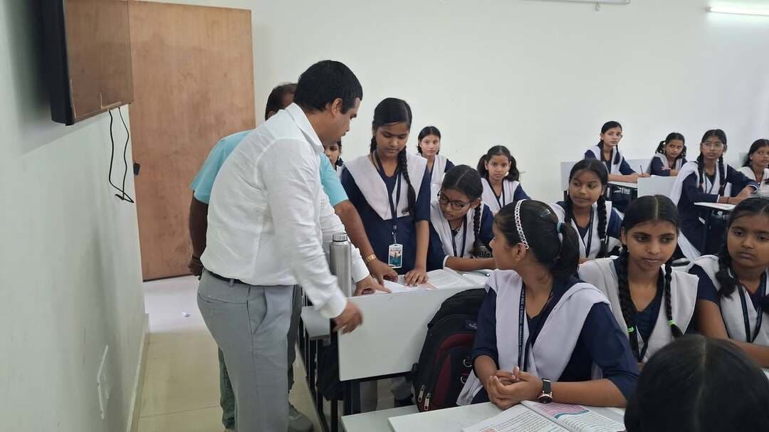 डीएम सावन कुमार ने ओबीसी कन्या आवासीय विद्यालय का किया निरीक्षण, छात्राओं से संवाद कर व्यवस्थाओं का लिया जायजा
सुपौल। जिलाधिकारी सावन कुमार ने बुधवार को अन्य पिछड़ा वर्ग कन्या आवासीय +2 उच्च विद्यालय, रामनगर, पिपरा का निरीक्षण किया। इस दौरान उन्होंने विद्यालय की शैक्षणिक व्यवस्था, छात्राओं को मिलने वाली सुविधाओं, भोजन, स्वच्छता एवं डिजिटल क्लास सहित विभिन्न व्यवस्थाओं का जायजा लिया। डीएम ने विद्यालय की कक्षाओं में पहुंचकर छात्राओं से सीधे संवाद किया और उनकी समस्याओं एवं आवश्यकताओं के बारे में जानकारी ली।
निरीक्षण के दौरान जिलाधिकारी ने छात्राओं से उनकी पढ़ाई, विद्यालय में उपलब्ध सुविधाओं तथा किसी प्रकार की परेशानी के संबंध में जानकारी प्राप्त की। छात्राओं से बातचीत करते हुए उन्होंने शिक्षकों को गुणवत्तापूर्ण पठन-पाठन सुनिश्चित करने के निर्देश दिए। उन्होंने कहा कि आवासीय विद्यालय में पढ़ने वाली छात्राओं को बेहतर शैक्षणिक वातावरण उपलब्ध कराना प्राथमिकता होनी चाहिए। शिक्षकों को निर्धारित पाठ्यक्रम के अनुसार नियमित एवं प्रभावी तरीके से कक्षाओं का संचालन करने को कहा गया।
डीएम ने विद्यालय में संचालित डिजिटल क्लास की व्यवस्था का भी निरीक्षण किया। उन्होंने संबंधित पदाधिकारियों को डिजिटल क्लास का नियमित और प्रभावी संचालन सुनिश्चित करने के लिए सख्त निर्देश दिए। उन्होंने कहा कि आधुनिक तकनीक आधारित शिक्षण व्यवस्था का छात्राओं को अधिक से अधिक लाभ मिलना चाहिए।
विद्यालय में छात्राओं को उपलब्ध कराए जाने वाले भोजन की व्यवस्था की भी जिलाधिकारी ने समीक्षा की। उन्होंने संबंधित एजेंसी जीविका के पदाधिकारियों को निर्देश दिया कि निर्धारित समय-सारणी के अनुसार छात्राओं को समय पर भोजन उपलब्ध कराया जाए। साथ ही भोजन की गुणवत्ता एवं पौष्टिकता पर विशेष ध्यान देने को कहा गया, ताकि छात्राओं को संतुलित एवं स्वास्थ्यवर्धक भोजन मिल सके।
विद्यालय परिसर में साफ-सफाई और स्वच्छता व्यवस्था को लेकर भी डीएम ने आवश्यक निर्देश दिए। उन्होंने जीविका को विद्यालय परिसर में नियमित रूप से साफ-सफाई कराने तथा छात्राओं के लिए स्वच्छ वातावरण बनाए रखने को कहा। विद्यालय के कमरों, परिसर एवं अन्य स्थानों पर स्वच्छता व्यवस्था को व्यवस्थित रखने पर विशेष जोर दिया गया।
जिलाधिकारी ने विद्यालय की समस्त व्यवस्थाओं को बेहतर एवं सुव्यवस्थित बनाए रखने का निर्देश दिया। उन्होंने कहा कि छात्राओं को निर्धारित मानकों के अनुरूप सभी आवश्यक सुविधाएं उपलब्ध कराई जानी चाहिए। विद्यालय प्रशासन और संबंधित पदाधिकारियों को छात्राओं के लिए सुरक्षित, स्वच्छ एवं गुणवत्तापूर्ण शैक्षणिक वातावरण सुनिश्चित करने के लिए सभी आवश्यक कदम उठाने का निर्देश दिया गया।
निरीक्षण के दौरान जिला कल्याण पदाधिकारी, सुपौल, जिला कल्याण पदाधिकारी (BC एवं EBC), विद्यालय के शिक्षक एवं कर्मी सहित अन्य संबंधित लोग उपस्थित रहे।