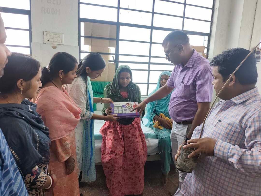 सदर अस्पताल में मनाया गया बेटी जन्मोत्सव, नवजात बेटियों को बेबी किट और माताओं को दिए गए फलदार पौधे
सुपौल। सदर अस्पताल, सुपौल में बुधवार को बेटी जन्मोत्सव कार्यक्रम का आयोजन किया गया। कार्यक्रम का उद्देश्य बेटी के जन्म को प्रोत्साहित करना, बेटियों के प्रति समाज में सकारात्मक सोच विकसित करना तथा मातृ एवं शिशु पोषण को लेकर जागरूकता बढ़ाना रहा। कार्यक्रम का आयोजन जिला कार्यक्रम पदाधिकारी, आईसीडीएस, सुपौल की अध्यक्षता में किया गया।
बेटी जन्मोत्सव के दौरान सदर अस्पताल में जन्म लेने वाली नवजात बेटियों और उनकी माताओं को सम्मानित किया गया। नवजात बेटियों को बेबी किट प्रदान की गई, जबकि उनकी माताओं को फलदार पौधा देकर बेटी के जन्म की खुशी को यादगार बनाया गया। इस पहल के माध्यम से बेटी के जन्म को बोझ नहीं, बल्कि परिवार और समाज के लिए खुशी एवं सम्मान का अवसर बनाने का संदेश दिया गया।
कार्यक्रम में डीपीएम, जिला स्वास्थ्य समिति, जिला परियोजना प्रबंधक, महिला एवं बाल विकास निगम, जिला मिशन समन्वयक, जिला हब फॉर एम्पावरमेंट ऑफ वूमेन (DHEW), अस्पताल प्रबंधक, जिला समन्वयक एनएनएम, केंद्र प्रशासक सखी वन स्टॉप सेंटर, लैंगिक विशेषज्ञ एवं लेखा सहायक सहित अन्य पदाधिकारी एवं कर्मी उपस्थित रहे।
कार्यक्रम के बाद जिला मिशन समन्वयक DHEW हरिनारायण कुमार, लैंगिक विशेषज्ञ नितु कुमारी एवं मोहम्मद तारीक सिद्धकी ने सदर अस्पताल के विभिन्न वार्डों का भ्रमण किया। इस दौरान उन्होंने नवजात शिशुओं की माताओं से संवाद कर शिशु के पोषण, स्तनपान और देखभाल से जुड़ी महत्वपूर्ण जानकारियां दीं।
माताओं को बताया गया कि जन्म से छह माह तक शिशु को केवल मां का दूध पिलाना चाहिए। इस अवधि में बच्चे को पानी सहित किसी अन्य खाद्य पदार्थ की आवश्यकता नहीं होती। छह माह की आयु पूर्ण होने के बाद स्तनपान जारी रखते हुए बच्चे को उचित ऊपरी आहार देना शुरू करना चाहिए। माताओं को शिशु की साफ-सफाई, पोषण और नियमित देखभाल को लेकर भी जागरूक किया गया।
इस दौरान महिलाओं और बालिकाओं के लिए सरकार द्वारा संचालित विभिन्न योजनाओं की भी जानकारी दी गई। अधिकारियों एवं कर्मियों ने प्रधानमंत्री मातृ वंदना योजना (PMMVY), मुख्यमंत्री कन्या उत्थान योजना सहित अन्य कल्याणकारी योजनाओं के बारे में माताओं को बताया। पात्र लाभार्थियों को योजनाओं का लाभ लेने के लिए आवश्यक जानकारी और प्रक्रिया से भी अवगत कराया गया।
कार्यक्रम के माध्यम से बेटी के जन्म पर परिवार में खुशी का माहौल बनाने, लिंग आधारित भेदभाव को कम करने और बेटियों के प्रति सकारात्मक दृष्टिकोण को बढ़ावा देने का संदेश दिया गया। साथ ही माताओं को अपने नवजात बच्चों के बेहतर स्वास्थ्य एवं पोषण के लिए जागरूक रहने की अपील की गई।
अधिकारियों ने कहा कि बेटियों के जन्म को सम्मान देने के साथ-साथ उनके स्वास्थ्य, पोषण, शिक्षा और सुरक्षित भविष्य की दिशा में परिवार एवं समाज की सामूहिक भूमिका महत्वपूर्ण है। बेटी जन्मोत्सव जैसे कार्यक्रम इसी सोच को मजबूत करने में सहायक हैं।