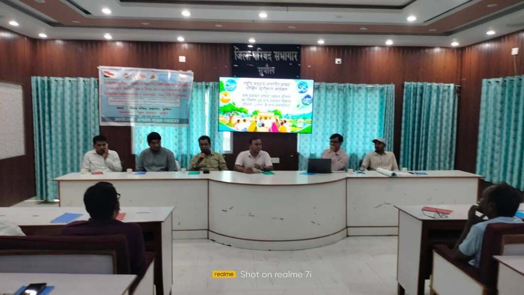 आपदा जोखिम न्यूनीकरण को लेकर 20 ग्राम पंचायतों के प्रतिनिधियों का एक दिवसीय उन्मुखीकरण कार्यक्रम
सुपौल। आपदा के संभावित जोखिमों को कम करने तथा ग्राम पंचायत स्तर पर आपदा प्रबंधन की तैयारियों को मजबूत करने के उद्देश्य से बुधवार को जिला परिषद सभागार, सुपौल में Community Based Disaster Risk Reduction (CBDRR) कार्यक्रम के तहत एक दिवसीय उन्मुखीकरण कार्यक्रम आयोजित किया गया। कार्यक्रम में सुपौल, किशनपुर, सरायगढ़-भपटियाही एवं मरौना प्रखंड अंतर्गत कुल 20 ग्राम पंचायतों में निर्धारित गतिविधियों के प्रभावी संचालन को लेकर संबंधित पदाधिकारियों, पंचायत प्रतिनिधियों एवं कर्मियों को आवश्यक जानकारी दी गई।
कार्यक्रम का उद्देश्य ग्राम पंचायत स्तर पर आपदा के जोखिमों की पहचान, संभावित आपदाओं से निपटने की तैयारी तथा स्थानीय स्तर पर उपलब्ध संसाधनों के बेहतर उपयोग को लेकर पंचायतों की क्षमता को विकसित करना रहा। उन्मुखीकरण के दौरान आपदा जोखिम न्यूनीकरण की गतिविधियों को समुदाय तक प्रभावी ढंग से पहुंचाने और पंचायत स्तर पर समन्वित प्रयास सुनिश्चित करने पर विशेष जोर दिया गया।
कार्यक्रम में मो. तारिक, अपर समाहर्ता (आपदा प्रबंधन), सुपौल ने उपस्थित प्रतिभागियों को आपदा प्रबंधन की तैयारियों और जोखिम न्यूनीकरण की आवश्यकता से अवगत कराया। उन्होंने पंचायत स्तर पर आपदा की स्थिति में त्वरित एवं प्रभावी प्रतिक्रिया के लिए स्थानीय स्तर पर बेहतर समन्वय बनाए रखने की आवश्यकता पर बल दिया।
इस अवसर पर गयानंद यादव, जिला पंचायत राज पदाधिकारी, सुपौल, काली चरण, अपर जिला पंचायत राज पदाधिकारी, सुपौल, संबंधित प्रखंड पंचायत राज पदाधिकारी, नोडल पदाधिकारी जिला पंचायत संसाधन केंद्र, सुपौल, राज्य स्तरीय प्रशिक्षक, जिला समन्वयक GPSVS-BIAG-UNICEF सहित अन्य संबंधित पदाधिकारी एवं कर्मी मौजूद रहे।
उन्मुखीकरण कार्यक्रम में चयनित ग्राम पंचायतों के मुखिया, पंचायत सचिव एवं संबंधित कार्यपालक सहायक भी शामिल हुए। प्रशिक्षण के दौरान पंचायत स्तर पर आपदा जोखिम को समझने, समुदाय की भागीदारी सुनिश्चित करने तथा आपदा से पहले आवश्यक तैयारियां करने से संबंधित विषयों पर प्रतिभागियों को जानकारी प्रदान की गई।
कार्यक्रम के माध्यम से पंचायत प्रतिनिधियों एवं संबंधित कर्मियों को यह समझाने का प्रयास किया गया कि आपदा प्रबंधन केवल आपदा आने के बाद राहत एवं बचाव तक सीमित नहीं है, बल्कि आपदा से पहले जोखिम की पहचान, तैयारी, जागरूकता और स्थानीय संसाधनों की उपलब्धता सुनिश्चित करना भी इसका महत्वपूर्ण हिस्सा है।
अधिकारियों ने पंचायत स्तर पर संचालित होने वाली निर्धारित गतिविधियों में समुदाय की सक्रिय भागीदारी सुनिश्चित करने पर जोर दिया। साथ ही संबंधित पंचायतों में कार्यक्रम के उद्देश्यों को प्रभावी रूप से लागू करने के लिए पदाधिकारियों, जनप्रतिनिधियों एवं कर्मियों के बीच समन्वय बनाए रखने की आवश्यकता बताई गई।
एक दिवसीय उन्मुखीकरण कार्यक्रम के माध्यम से चयनित 20 ग्राम पंचायतों के प्रतिनिधियों एवं कर्मियों को समुदाय आधारित आपदा जोखिम न्यूनीकरण की अवधारणा से जोड़ने और पंचायत स्तर पर आपदा प्रबंधन की क्षमता को मजबूत करने की दिशा में जानकारी दी गई। कार्यक्रम में उपस्थित प्रतिभागियों ने निर्धारित गतिविधियों के संचालन में सहयोग एवं सक्रिय भागीदारी सुनिश्चित करने की बात कही।