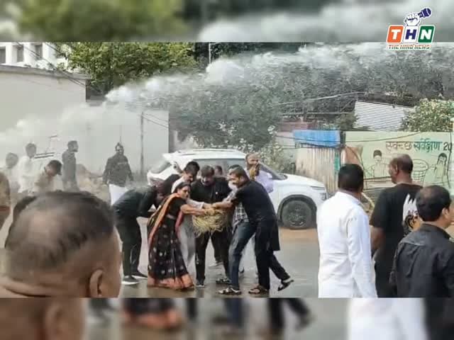मध्यप्रदेश के आगर-मालवा से बड़ी खबर आ रही है, जहाँ वोट चोरी का आरोप लगाते हुए जिला कांग्रेस कमेटी ने जोरदार प्रदर्शन किया। आगर के छावनी चौराहा पर उग्र हुए कांग्रेस कार्यकर्ताओं ने मुख्य निर्वाचन आयुक्त ज्ञानेश कुमार का पुतला फूँका और उनसे तुरंत इस्तीफे की मांग की। #Agar #viral #viralvideos #congres #india