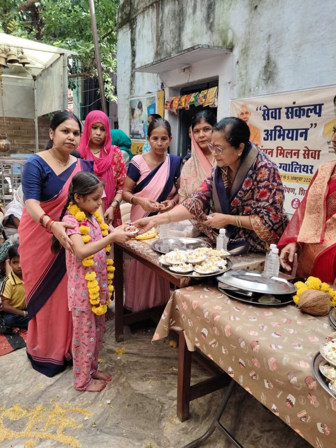सेवा-संकल्प अभियान
“आंगनबाड़ी मिलन सेवा” कार्यक्रम में बच्चों को फल-मिठाई वितरित, लाड़ली बालिकाओं को मिले प्रमाण-पत्र
परियोजना शहरी-01 के अंतर्गत आने वाले विभिन्न वार्डों में बुधवार को आंगनबाड़ी मिलन सेवा कार्यक्रम आयोजित किए गए। कार्यक्रमों में जनप्रतिनिधियों एवं गणमान्य अतिथियों ने सहभागिता कर आंगनबाड़ी केंद्रों की गतिविधियों का अवलोकन किया।
कार्यक्रम के दौरान बच्चों को फल एवं मिठाई का वितरण किया गया। वहीं लाड़ली बालिकाओं को प्रमाण-पत्र प्रदान किए गए। अतिथियों द्वारा आंगनबाड़ी केंद्रों में वृक्षारोपण भी किया गया। इस अवसर पर आंगनबाड़ी कार्यकर्ताओं एवं सहायिकाओं का सम्मान किया गया।
वार्ड क्रमांक 03 में अतिथि श्री विनय जैन एवं संयोजिका श्रीमती अंजू दीक्षित उपस्थित रहीं। वार्ड क्रमांक 02 में श्रीमती प्रिया तोमर, श्री बिरजू शिवहरे तथा संयोजिका श्रीमती सुनीता शर्मा एवं श्रीमती सुधा परिहार ने सहभागिता की। वार्ड क्रमांक 04 में श्री अशोक शर्मा, श्री अमित जैन, संयोजिका श्रीमती रिया शर्मा एवं श्रीमती उर्मिला भदौरिया उपस्थित रहे।
इसी क्रम में वार्ड क्रमांक 06 में श्री अभय चौधरी, श्री धर्मेंद्र बिट्टू तोमर, संयोजिका श्रीमती नेहा शर्मा एवं श्रीमती प्रीति अरोरा उपस्थित रहीं। वार्ड क्रमांक 08 में श्रीमती हेमलता बुधौलिया एवं संयोजिका श्रीमती माया शर्मा, जबकि वार्ड क्रमांक 10 में श्रीमती खुशबू गुप्ता एवं श्रीमती प्रीति थोराट उपस्थित रहीं।
वार्ड क्रमांक 11 में श्रीमती नीलिमा शिंदे एवं संयोजिका श्रीमती अरुणा परमार, वार्ड क्रमांक 12 में श्री जवाहर प्रजापति एवं संयोजिका श्रीमती प्रेमलता तोमर तथा वार्ड क्रमांक 13 में श्रीमती ऊषा चौहान एवं संयोजिका श्रीमती निशा गुप्ता उपस्थित रहीं।
कार्यक्रम के माध्यम से बच्चों एवं लाड़ली बालिकाओं को प्रोत्साहित करने के साथ आंगनबाड़ी कार्यकर्ताओं एवं सहायिकाओं के योगदान को सम्मानित किया गया। वृक्षारोपण के माध्यम से पर्यावरण संरक्षण का संदेश भी दिया गया।
<nis:link nis:type=tag nis:id=gwalior nis:value=gwalior nis:enabled=true nis:link/>
<nis:link nis:type=tag nis:id=sevasankalpabhiyan nis:value=SevaSankalpAbhiyan nis:enabled=true nis:link/>
PRO Gwalior
Jansampark Madhya Pradesh
CM Madhya Pradesh