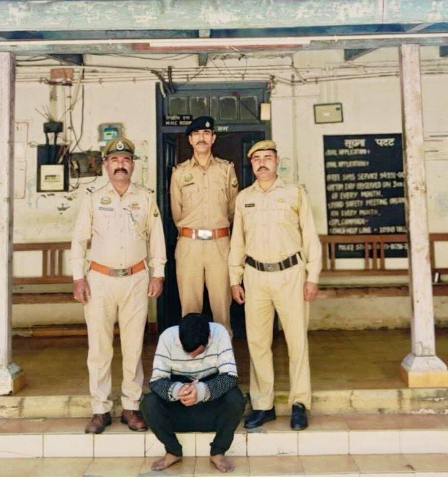 <nis:link nis:type=tag nis:id=## nis:value=## nis:enabled=true nis:link/> अर्की में निर्माणाधीन ब्रेस्ट वॉल से 46 शटरिंग प्लेटें चोरी, आरोपी गिरफ्तार
**अर्की।** अर्की-शालाघाट सड़क पर निर्माणाधीन ब्रेस्ट वॉल से शटरिंग की 46 प्लेटें चोरी करने के मामले में पुलिस ने एक आरोपी को गिरफ्तार कर चोरी का पूरा सामान बरामद कर लिया है। बरामद शटरिंग प्लेटों की कीमत करीब **50 हजार रुपये** बताई जा रही है।
पुलिस के अनुसार शिमला निवासी ठेकेदार **आशीष कौशल** ने 28 सितंबर को थाना अर्की में शिकायत दर्ज करवाई थी। शिकायत में बताया गया कि 15 सितंबर को निर्माण स्थल से शटरिंग की 46 प्लेटें अज्ञात व्यक्ति चोरी कर ले गया।
शिकायत मिलने के बाद पुलिस ने मामला दर्ज कर जांच शुरू की। जांच के दौरान पुलिस टीम ने घटनास्थल और आसपास लगे **सीसीटीवी कैमरों की फुटेज** के साथ-साथ अन्य तकनीकी साक्ष्यों का विश्लेषण किया। जांच के आधार पर पुलिस ने **अमर देव (45) पुत्र बाबूराम**, निवासी छामला, डाकघर नवगांव, तहसील अर्की को 28 सितंबर को अर्की से गिरफ्तार किया।
पुलिस के अनुसार आरोपी की निशानदेही पर चोरी की गई **सभी 46 शटरिंग प्लेटें बरामद** कर ली गई हैं। आरोपी को 29 सितंबर को न्यायालय में पेश किया गया, जहां से उसे **तीन दिन के पुलिस हिरासत रिमांड** पर भेजा गया।
पुलिस आरोपी के पूर्व आपराधिक रिकॉर्ड की भी पड़ताल कर रही है। मामले में आगामी जांच जारी है।
**एसपी सोलन टीएसडी वर्मा** ने मामले की पुष्टि करते हुए बताया कि चोरी की शटरिंग प्लेटें बरामद कर ली गई हैं और आरोपी से पूछताछ के आधार पर जांच आगे बढ़ाई जा रही है।
**<nis:link nis:type=tag nis:id=arki nis:value=Arki nis:enabled=true nis:link/> <nis:link nis:type=tag nis:id=solan nis:value=Solan nis:enabled=true nis:link/> <nis:link nis:type=tag nis:id=himachalpradesh nis:value=HimachalPradesh nis:enabled=true nis:link/> <nis:link nis:type=tag nis:id=crimenews nis:value=CrimeNews nis:enabled=true nis:link/> <nis:link nis:type=tag nis:id=theftcase nis:value=TheftCase nis:enabled=true nis:link/> <nis:link nis:type=tag nis:id=policeaction nis:value=PoliceAction nis:enabled=true nis:link/> <nis:link nis:type=tag nis:id=newstodayhimachal** nis:value=NewsTodayHimachal** nis:enabled=true nis:link/>