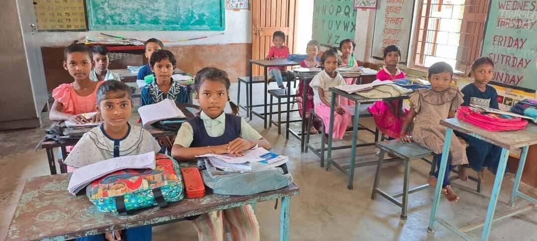 ➡️ #शिक्षा_संजीवनी_अभियान: शासकीय स्कूलों को डेस्क- बेंच, सीलिंग फैन, टेबल किए भेंट
जिले में शिक्षा संजीवनी अभियान के तहत शासकीय स्कूलों में विद्यार्थियों के लिए बेहतर एवं सुविधाजनक शैक्षणिक वातावरण उपलब्ध कराने के उद्देश्य से मूलभूत व्यवस्थाओं को सुदृढ़ किया जा रहा है। अभियान के तहत जनसहभागिता से स्कूलों में डेस्क-बेंच, पर्याप्त विद्युत आपूर्ति, पंखे, प्रकाश व्यवस्था, ई लर्निंग टूल्स, क्रियाशील शौचालय सहित अन्य आवश्यक सुविधाओं की उपलब्धता सुनिश्चित की जा रही है।
इसी क्रम में लाल बहादुर शास्त्री हायर सेकेंडरी स्कूल मांडवी के प्राचार्य श्री नारायण राव अडलक द्वारा एकीकृत माध्यमिक शाला धारुल को 10 टेबल एवं 10 बेंच प्रदान किए गए। प्राथमिक शाला पलासपानी विकासखंड शाहपुर जिला बैतूल में बच्चों के बैठने के लिए डेक्स, बेंच की व्यवस्था की गई। वहीं प्राथमिक शाला वारेढाना में प्रेमलता धोटे, श्रीमती सुषमा मिसर द्वारा खंभे से केबल से लाईन खीची व एक सिलिंग फेन, एक घड़ी, एक स्टेन फेन लगवाया गया।
शिक्षा संजीवनी के अंतर्गत शासकीय एकीकृत माध्यमिक शाला जामठी में 15 नग डेक्स-बेंच संचालक सर्वोदय उ मा वि चन्द्रशेखर वार्ड बैतूल श्री प्रकाश धोटे द्वारा भेंट की गई। एकीकृत माध्यमिक शाला भादूगांव में शिक्षक द्वारा 2 पंखे, 2 ट्यूबलाइट एवं बिजली फिटिंग का सामान प्रदाय किया गया। इसके अलावा नवीन प्राथमिक विद्यालय अंबाडा में सरपंच एवं सचिव ग्राम पंचायत अम्बाड़ा द्वारा डेक्स-बेंच प्रदान की गई। एमएस चुनालोहमा को शासकीय हायर सेकेंडरी स्कूल चुनालोहमा द्वारा 40 डेस्क व बेंच प्रदाय की गई।
शिक्षा संजीवनी अभियान के तहत ग्राम घासई के श्री रामकृष्ण कुमरे एवं श्रीमती जगबती बाई ग्राम पंचायत पंच के द्वारा शासकीय एकीकृत माध्यमिक शाला घासई को बच्चों के पीने के पानी के लिए एक -एक पानी का कैम्पर भेंट किया गया। वहीं ईपीएस डोमाढाना में श्री राज सिंह परिहार द्वारा 6 फेन, एवं 6 ट्यूबलाइट भेंट किए।
जिला प्रशासन ने शिक्षा संजीवनी अभियान के तहत जिलेवासियों से जनभागीदारी की अपील की है। प्रशासन ने कहा है कि विद्यालयों में डेस्क-बेंच, बिजली, पंखे, प्रकाश व्यवस्था एवं क्रियाशील शौचालय जैसी मूलभूत सुविधाओं को सुदृढ़ करने में सभी सहयोग करें। शिक्षक, पालक, जनप्रतिनिधि अधिकारी एवं नागरिक अपने स्तर पर विद्यालयों की आवश्यकता
Jansampark Madhya Pradesh
Department of School Education, Madhya Pradesh
#JansamparkMP
#बैतूल
#betul
