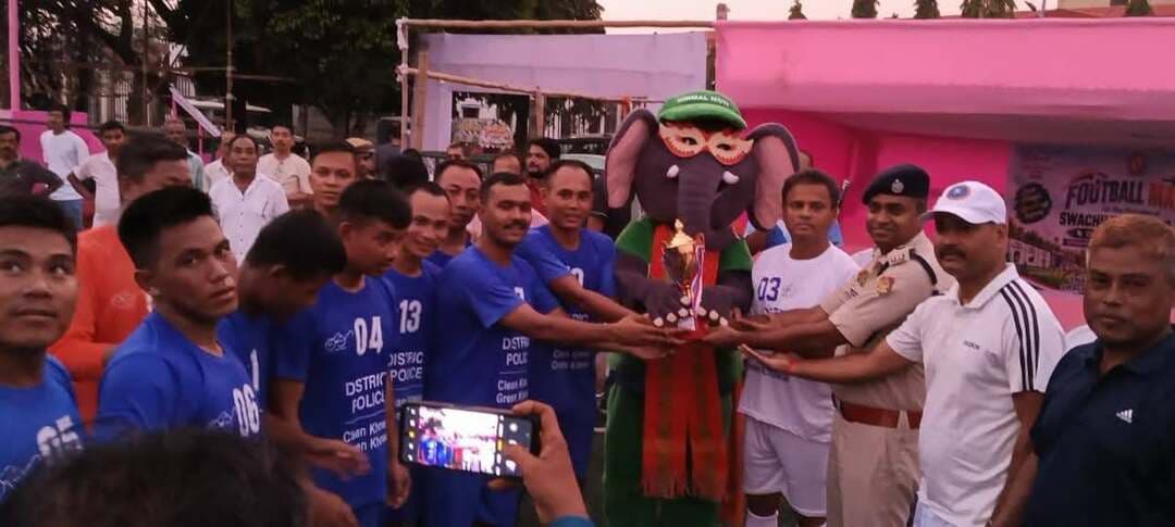 স্বচ্ছতা হি সেবা ২০২৬ উপলক্ষে খোয়াইয়ে প্রশাসন-পুলিশের প্রীতি ফুটবল ম্যাচ
খোয়াই, ৩০ সেপ্টেম্বর: ‘স্বচ্ছতা হি সেবা–২০২৬’ কর্মসূচির অঙ্গ হিসেবে বুধবার খোয়াইয়ের অ্যাস্ট্রো টার্ফ গ্রাউন্ডে খোয়াই জেলা প্রশাসন ও খোয়াই জেলা পুলিশের মধ্যে এক প্রীতি ফুটবল ম্যাচ অনুষ্ঠিত হয়। স্বচ্ছতা, পরিচ্ছন্নতা, স্যানিটেশন এবং নাগরিক দায়িত্ব সম্পর্কে সাধারণ মানুষের মধ্যে সচেতনতা বৃদ্ধির লক্ষ্যে এই আয়োজন করা হয়। খেলাধুলার মাধ্যমে দলগত মনোভাব, শৃঙ্খলা এবং সামাজিক দায়বদ্ধতার বার্তা তুলে ধরা হয়। অনুষ্ঠানে পরিচ্ছন্ন ও সুস্থ পরিবেশ গড়ে তুলতে প্রত্যেক নাগরিকের সক্রিয় অংশগ্রহণের গুরুত্ব তুলে ধরা হয়। খোয়াই জেলা প্রশাসন ও খোয়াই জেলা পুলিশ যৌথভাবে পরিচ্ছন্নতা ও নাগরিক দায়িত্ব সম্পর্কে জনসচেতনতা বাড়াতে এই ধরনের উদ্যোগ অব্যাহত রাখার বার্তা দেয়।