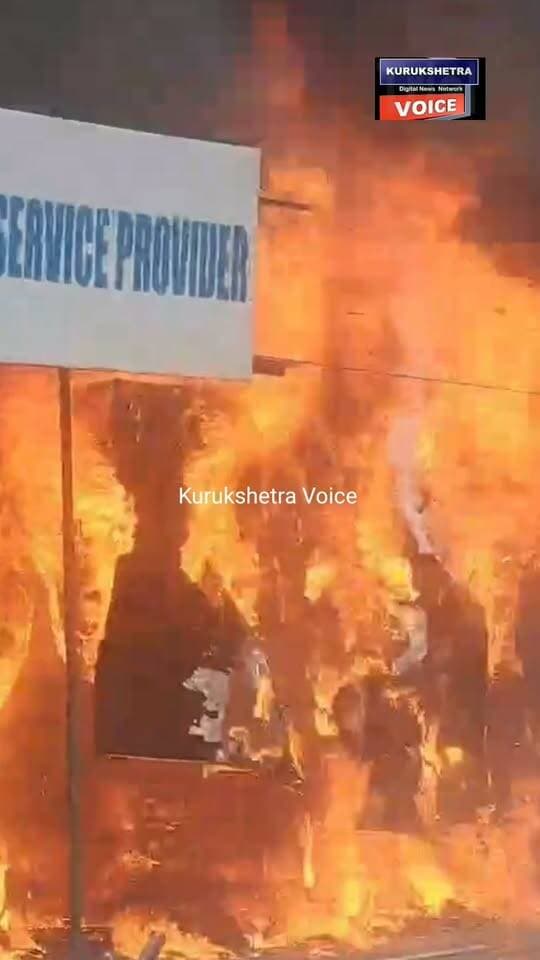 कुरुक्षेत्र विश्वविद्यालय के सामने थर्ड गेट मार्केट के तीन दुकानों में लगी भीष*ण आ*ग, सारा सामान ज*लकर हुआ राख, आ*ग की चपेट में आने से चार स्कूटी ज**लकर हुई रा*ख #kurukshetravoice #NayabSaini #kurukshetra #videoviral #crime #fire