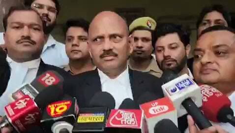यूपी: मेरठ के बहुचर्चित सौरभ राजपूत हत्याकांड में साहिल और मुस्कान को कोर्ट ने दोषी करार दिया है
कोर्ट सजा 15 दिन बाद सुनाएगा
मुस्कान ने अपने प्रेमी साहिल के साथ मिलकर पति सौरभ की हत्या की थी।
शव को नीले ड्रम में छिपाकर ड्रम में सीमेंट और पानी डाल दिया था
#meerutnews