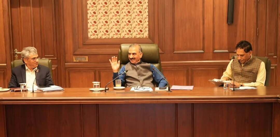 मुख्यमंत्री ने 66 मेगावाट क्षमता की धौलासिद्ध परियोजना को अधिग्रहित करने के लिए शपथ पत्र दायर करने के निर्देश दिए
मुख्यमंत्री ठाकुर सुखविन्द्र सिंह सुक्खू ने सतलुज जल विद्युत निगम लिमिटेड (एसजेवीएनएल) द्वारा ब्यास नदी पर निर्मित की जा रही 66 मेगावाट क्षमता की धौलासिद्ध जल विद्युत परियोजना को प्रदेश सरकार के अधीन लेने के लिए बहुउद्देशीय परियोजनाएं एवं ऊर्जा विभाग को न्यायालय में शपथ पत्र दायर करने के निर्देश दिए हैं। मुख्यमंत्री आज यहां बहुउद्देशीय परियोजनाएं एवं ऊर्जा विभाग की समीक्षा बैठक की अध्यक्षता कर रहे थे।
मुख्यमंत्री ने कहा कि राज्य सरकार प्रदेश हित में धौलासिद्ध जल विद्युत परियोजना की लागत की पहली किस्त का भुगतान करने के लिए तैयार है। उन्होंने कहा कि वर्तमान राज्य सरकार प्रदेश के लोगों के हितों से कोई समझौता नहीं करेगी तथा प्रदेश की संपदा और प्राकृतिक संसाधनों की रक्षा के लिए प्रतिबद्ध है।
उन्होंने कहा कि राज्य सरकार एसजेवीएनएल से लुहरी और सुन्नी जल विद्युत परियोजनाओं को भी अपने अधीन लेने के लिए गंभीर प्रयास कर रही है।
मुख्यमंत्री ने निर्माणाधीन विभिन्न जल विद्युत परियोजनाओं की प्रगति की समीक्षा की तथा अधिकारियों को इन परियोजनाओं के निर्माण कार्य में तेजी लाने और निर्धारित समय सीमा के भीतर इन्हें पूरा करने के निर्देश दिए, ताकि प्रदेश के लोगों को इनका अधिकतम लाभ मिल सके।
बैठक के दौरान अधिकारियों ने मुख्यमंत्री को अवगत करवाया कि 450 मेगावाट क्षमता की शोंगटोंग जल विद्युत परियोजना अगले वर्ष सितंबर तक तीन टरबाइनों की कमीशनिंग के उपरांत पूरी तरह कार्यशील हो जाएगी। उन्होंने बताया कि इस परियोजना से उत्पादित होने वाली बिजली के लिए हिमाचल प्रदेश राज्य विद्युत बोर्ड लिमिटेड (एचपीएसईबीएल) के साथ विद्युत खरीद समझौता (पीपीए) किया जाएगा।
मुख्यमंत्री ने पूह से समदो तथा समदो से काजा तक निर्मित की जा रही 66 केवी ट्रांसमिशन लाइन के कार्य की भी समीक्षा की और इसके निर्माण कार्य में तेजी लाने के निर्देश दिए।
उन्होंने रंगरिक में 2 मेगावाट क्षमता की सौर ऊर्जा परियोजना, जिसमें 1 मेगावाट हॉवर (एमडब्ल्यूएच) बैटरी ऊर्जा भंडारण प्रणाली स्थापित की गई है, की प्रगति की भी समीक्षा की तथा इसे बर्फबारी शुरू होने से पहले कार्यशील बनाने के निर्देश दिए। उन्होंने कहा कि बर्फबारी के मौसम में भी यह परियोजना सुचारू रूप से कार्यशील रहनी चाहिए ताकि क्षेत्र के लोगों को निर्बाध विद्युत आपूर्ति सुनिश्चित की जा सके।
बैठक में मुख्यमंत्री के प्रधान सलाहकार राम सुभग सिंह, हिमाचल प्रदेश राज्य विद्युत बोर्ड लिमिटेड के अध्यक्ष प्रबोध सक्सेना, अतिरिक्त मुख्य सचिव (विद्युत) आर.डी. नजीम, मुख्यमंत्री के सचिव राकेश कंवर, एचपीएसईबीएल के प्रबंध निदेशक आदित्य नेगी, हिमाचल प्रदेश पावर ट्रांसमिशन कॉरपोरेशन के प्रबंध निदेशक आबिद हुसैन सादिक, निदेशक ऊर्जा शुभ करण सिंह और वरिष्ठ अधिकारी उपस्थित थे।