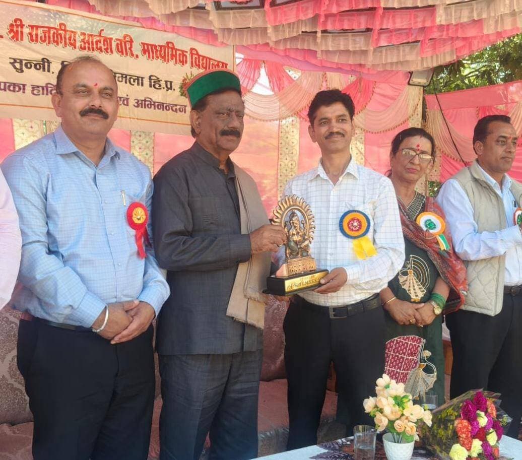 खेलों से नशे से दूर रहेंगे युवा, राष्ट्रीय-अंतरराष्ट्रीय स्तर पर पहचान बनाने का लक्ष्य रखें विद्यार्थी : राठौर
शिमला 30 सितंबर,67वीं जिला स्तरीय यू-19 छात्र खेल प्रतियोगिता का उद्घाटन आज अखिल भारतीय कांग्रेस कमेटी के प्रवक्ता ठियोग के विधायक कुलदीप राठौर ने राजकीय वरिष्ठ माध्यमिक विद्यालय सुन्नी में किया। इसमें 26 स्कूलों के 326 प्रतिभागियों ने विभिन्न खेलों में हिस्सा ले रहे हैं।
इस अवसर परमुख्य अतिथि कुलदीप राठौर के साथ शिमला ग्रामीण कांग्रेस के जिला अध्यक्ष हरि कृष्ण हिमराल भी विशेष अतिथि के रूप में उपस्थित थे।
कुलदीप सिंह राठौर ने इस दौरान अपने संबोधन में लोक निर्माण मंत्री विक्रमादित्य सिंह की गतिशील नेतृत्व उनकी कार्य क्षमता और उनके निर्वाचन क्षेत्र में विकास कार्यों की सराहना करते हुए कहा कि शिमला ग्रामीण विधानसभा क्षेत्र विकास के मामले में आगे बढ़ रहा है। उन्होंने कहा कि विक्रमादित्य सिंह लोक निर्माण एवं शहरी विकास मंत्री के रूप में केंद्र प्रायोजित योजनाओं से बजट लाने में उन्होंने उल्लेखनीय कार्य किया है।
उन्होंने छात्रों को ड्रग्स और नशीले पदार्थों से दूर रहने की सलाह देते हुए उन्हें अधिक से अधिक खेल गतिविधियों में हिस्सा लेने का आह्वान किया। हिमाचल प्रदेश के शिक्षा विभाग में अभूतपूर्व सुधार करने के लिए उन्होंने शिक्षा मंत्री रोहित ठाकुर के प्रयासों की सराहना करते हुए कहा कि आज देश भर में हिमाचल प्रदेश शिक्षा के क्षेत्र में राष्ट्रीय स्तर पर 21वें स्थान से 5वें नंबर पर आ गया है। यह प्रदेश के लिये बहुत ही गौरव की बात है।
कार्यक्रम को संबोधित करते हुए जिला अध्यक्ष हरिकृष्ण हिमराल ने कार्यक्रम की शोभा बढ़ाने के लिए कुलदीप राठौर का धन्यवाद किया और प्रतिभागियों से इन खेलों में बेहतरीन प्रदर्शन करने की अपील की। साथ ही उन्होंने राष्ट्रीय या अंतरराष्ट्रीय प्रतियोगिताओं तक पहुँचने का लक्ष्य रखने को कहा, जहाँ राज्य में खेल प्रतिभाओं को प्रेरित और प्रोत्साहित करने के लिए अब सरकार ने स्वर्ण पदक जीतने पर 4 करोड़ रुपये, रजत पदक पर 2.5 करोड़ रुपये और कांस्य पदक जीतने पर 1.5 करोड़ रुपये तक की भारी-भरकम पुरस्कार राशि की घोषणा की है।
इस अवसर पर ब्लॉक अध्यक्ष गोपाल शर्मा ,नगर पंचायत अध्यक्ष सत्या वर्मा,एसडीएम राजेश वर्मा,तहसीलदार सुनील वर्मा के अतिरिक्त प्रकाश चंद कमल, कवींदर कंवर, हेम लता, प्रवीण वर्मा, तेज राम शर्मा, कपिल गुप्ता, प्रशांत पंवार, ओम प्रभा, ज्योतिका वर्मा, साहिल साहित्य, मोहित गुप्ता, आशा कंवर, श्यामा देवी, अजय शर्मा, भीष्म हिमराल, महेंद्र वर्मा, नेहाल ठाकुर प्रधानाचार्य, रा.व.मा.वि. सुन्नी हंस राज सहित कई अन्य गणमान्य लोग उपस्थित थे।