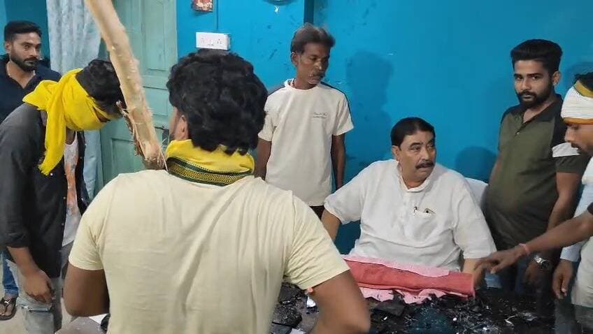 সিউড়ির তৃণমূল কার্যালয়ে অনুব্রত কে ঘিরে উত্তেজনা, লাঠি হাতে যুবকদের বিরুদ্ধে ভাঙচুর ও পাশাপাশি কলার ধরে হেনস্থা করার অভিযোগ
Birbhum District Birbhum District Trinamool Congress Birbhum District Administration Birbhum District Police BJP West Bengal Braking News Mamata Banerjee Suvendu Adhikari