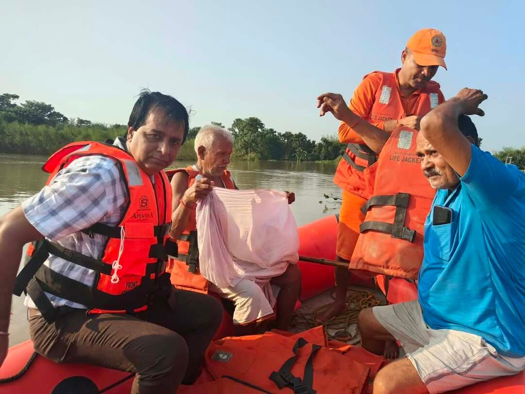 NDRF की टीम के साथ प्रखंड संग्रामपुर के पुछरिया गाँव से प्रखंड विकास पदाधिकारी संग्रामपुर मुकेश कुमार के द्वारा बीमार वृद्ध जन और आम लोगों को रेस्क्यू किया गया। साथ ही पुछरिया गाँव में अभी भी निवास कर रहे व्यक्तियों से उनकी समस्याओं के निदान और सामुदायिक किचेन सह शिविर स्थल में जाने का अनुरोध किया गया।
Information & Public Relations Department, Government of Bihar Disaster Management Department Govt. of Bihar