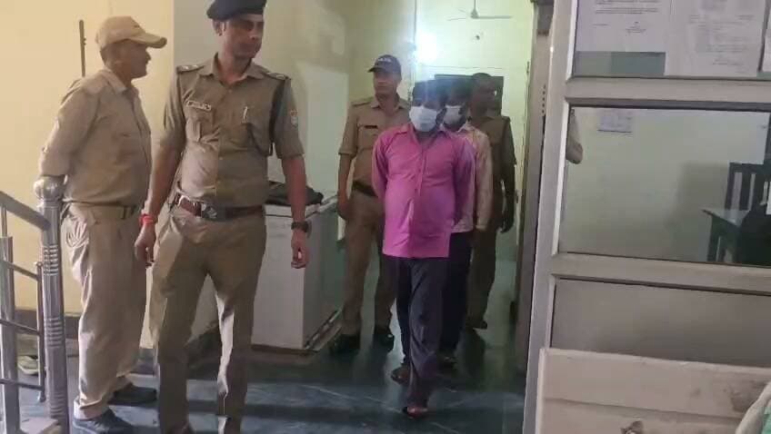*SSP अजय गणपति की अपराधियों के विरुद्ध कुशल रणनीति का दिख रहा असर — हत्या के अभियोग में नामजद दोनों अभियुक्त गिरफ्तार*
🛑 माननीय मुख्यमंत्री उत्तराखण्ड श्री पुष्कर सिंह धामी के “भयमुक्त, अपराधमुक्त देवभूमि” के संकल्प को साकार करने हेतु वरिष्ठ पुलिस अधीक्षक ऊधमसिंहनगर श्री अजय गणपति द्वारा जनपद में अपराधों पर प्रभावी अंकुश लगाने तथा गंभीर अपराधों में संलिप्त अभियुक्तों के विरुद्ध त्वरित एवं कठोर वैधानिक कार्यवाही सुनिश्चित करने के लिए लगातार कड़े निर्देश दिए जा रहे हैं।
*इसी क्रम में SSP अजय गणपति के कुशल निर्देशन में कोतवाली खटीमा पुलिस ने हत्या के अभियोग में नामजद दोनों अभियुक्तों को गिरफ्तार कर महत्वपूर्ण सफलता प्राप्त की है।*
*घटना का संक्षिप्त विवरण*
➡️ दिनांक 27.09.2026 को कोतवाली खटीमा क्षेत्रान्तर्गत खेतलसण्डा खाम स्थित सरकारी नल के पास पानी लेने गई एक युवती के साथ छेड़छाड़ किए जाने का आरोप है। युवती के पिता रोहित द्वारा इसका विरोध किए जाने पर नामजद अभियुक्तगण संजय पुत्र स्व0 रामभरोसे एवं सुभाष पुत्र स्व0 रामभरोसे, निवासी खेतलसण्डा खाम, थाना खटीमा द्वारा रोहित के साथ मारपीट किए जाने का आरोप है।
तहरीर के अनुसार, अभियुक्त संजय द्वारा चारपाई की पाटी से रोहित के सिर पर वार किया गया, जिससे वह गंभीर रूप से घायल हो गए। घायल रोहित को उपचार हेतु विभिन्न चिकित्सालयों में ले जाया गया। उपचार हेतु ले जाते समय दिनांक 28.09.2026 को करीब 09:00 बजे उनकी मृत्यु हो गई।
प्रकरण में वादिनी की तहरीर के आधार पर कोतवाली खटीमा में मु0अ0सं0-297/2026, धारा 103(1), 117(2), 3(5), 74 बीएनएस के अंतर्गत अभियोग पंजीकृत किया गया।
*SSP के कड़े निर्देश पर तत्काल शुरू हुई कार्यवाही*
➡️ घटना की गंभीरता को देखते हुए SSP अजय गणपति द्वारा प्रकरण के त्वरित अनावरण एवं नामजद अभियुक्तों की शीघ्र गिरफ्तारी हेतु संबंधित अधिकारियों को कड़े निर्देश दिए गए। निर्देशों के अनुपालन में पुलिस टीमों का गठन कर अभियुक्तों की गिरफ्तारी हेतु लगातार सुरागरसी-पतारसी, संभावित स्थानों पर दबिश एवं अन्य आवश्यक पुलिस कार्यवाही की गई।
पुलिस टीम द्वारा किए जा रहे लगातार प्रयासों के क्रम में दिनांक 29.09.2026 को मुखबिर की सूचना पर पुराने रेलवे फाटक, खेतलसण्डा के पास से दोनों नामजद अभियुक्तों को गिरफ्तार कर लिया गया।
*गिरफ्तार अभियुक्त*
1. सुभाष पुत्र स्व0 रामभरोसे
उम्र करीब 33 वर्ष
निवासी खेतलसण्डा खाम, थाना खटीमा, जनपद ऊधमसिंहनगर।
2. संजय पुत्र स्व0 रामभरोसे
उम्र करीब 35 वर्ष
निवासी खेतलसण्डा खाम, थाना खटीमा, जनपद ऊधमसिंहनगर।
गिरफ्तार दोनों अभियुक्तों के विरुद्ध नियमानुसार अग्रिम वैधानिक कार्यवाही की जा रही है। दोनों अभियुक्तों को दिनांक 30.09.2026 को माननीय न्यायालय के समक्ष पेश किया जा रहा है।
प्रकरण की विवेचना प्रचलित है। विवेचना के दौरान प्रकाश में आने वाले तथ्यों एवं प्राप्त साक्ष्यों के आधार पर अग्रिम विधिक कार्यवाही की जाएगी।
*गिरफ्तार करने वाली पुलिस टीम*
• प्रभारी निरीक्षक कमल कुमार लुण्ठी, कोतवाली खटीमा
• व0उ0नि0 के0सी0 आर्य
• उ0नि0 राकेश राय
• हे0का0 13 गणेश कुमार
• का0 चालक कुलदीप सिंह