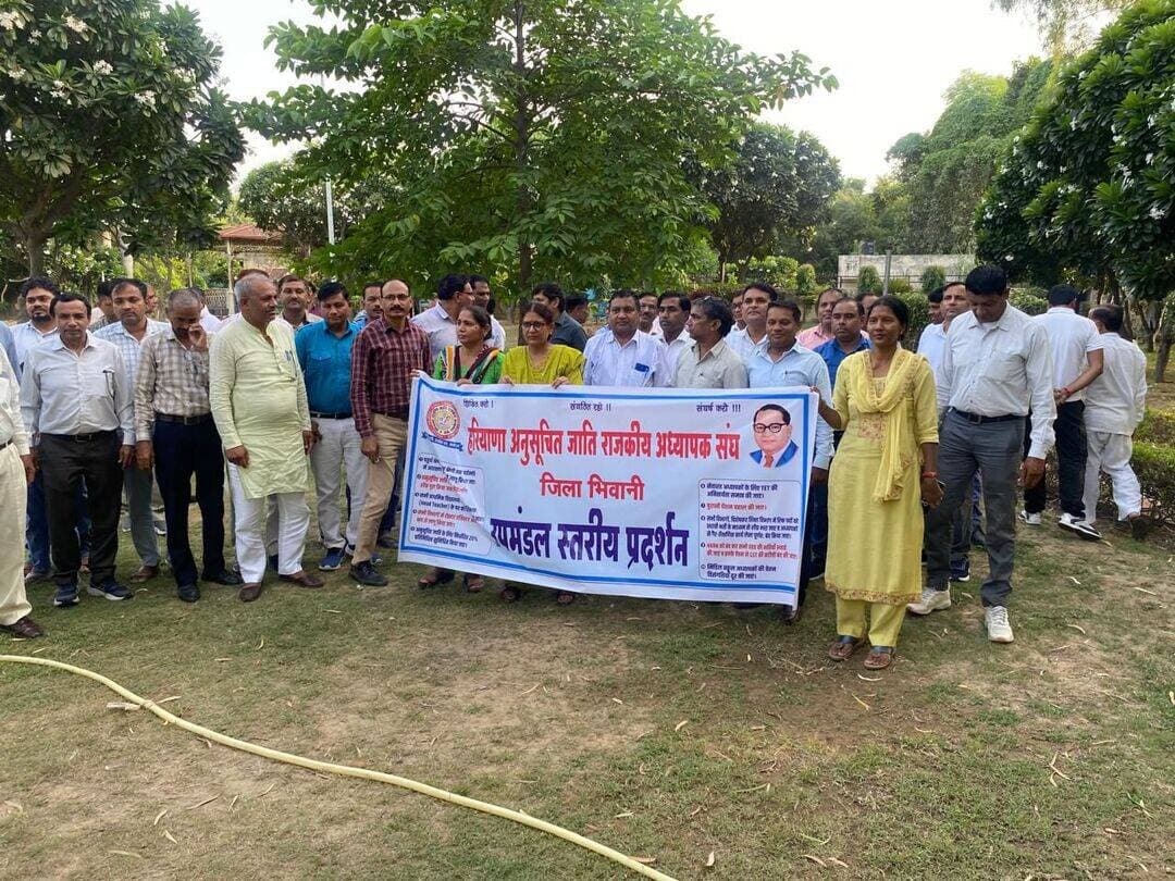 अनुसूचित जाति अध्यापकों एवं कर्मचारियों की मांगों को लेकर हजरस ने सौंपा ज्ञापन
भिवानी, 29 सितंबर। हरियाणा अनुसूचित जाति राजकीय अध्यापक संघ जिला भिवानी की ओर से अनुसूचित जाति अध्यापकों एवं कर्मचारियों की विभिन्न मांगों को लेकर आज उपमंडल अधिकारी (नागरिक), भिवानी के माध्यम से हरियाणा के मुख्यमंत्री तथा केंद्रीय कानून मंत्री अर्जुन मेघवाल के नाम ज्ञापन सौंपा गया। ज्ञापन जिला प्रधान संत कुमार के नेतृत्व में सौंपा गया। संघ ने अनुसूचित जाति वर्ग के अध्यापकों एवं कर्मचारियों को संवैधानिक प्रतिनिधित्व देने, पदोन्नति में 20 प्रतिशत आरक्षण लागू करने, रोस्टर एवं बैकलॉग की पूर्ति करने, एसीपी से संबंधित शर्तों की समीक्षा करने तथा ईएसएचएम की सेवा एवं पदोन्नति से जुड़ी विसंगतियों का समाधान करने सहित विभिन्न मांगें सरकार के समक्ष रखीं। जिला प्रधान संत कुमार ने कहा कि हाल ही में देशभर के सेवारत अध्यापकों पर लागू की गई अध्यापक पात्रता परीक्षा की अनिवार्यता को लेकर अध्यापकों में चिंता है। उन्होंने सेवारत अध्यापकों को टीईटी की अनिवार्यता से मुक्त करने की मांग की। उन्होंने कहा कि राजकीय विद्यालयों में वर्षों से कार्यरत अध्यापक अपनी शैक्षणिक योग्यता, अनुभव एवं विभागीय सेवा नियमों के आधार पर सेवाएं दे रहे हैं। ऐसे में सेवारत अध्यापकों पर दोबारा पात्रता परीक्षा की अनिवार्यता लागू होने से उनके भविष्य, पदोन्नति एवं सेवा सुरक्षा को लेकर असमंजस उत्पन्न हो रहा है। ज्ञापन में अनुसूचित जाति के विद्यार्थियों की लंबित छात्रवृत्ति एवं प्रोत्साहन राशि का भुगतान करने, छात्रवृत्ति के लिए आय सीमा बढ़ाकर 8 लाख रुपये करने, अध्यापकों को गैर-शैक्षणिक कार्यों से मुक्त करने, विद्यालयों में चौकीदार एवं सफाई कर्मचारियों की व्यवस्था करने तथा अनुसूचित जाति वर्ग के बैकलॉग पदों को विशेष अभियान चलाकर भरने की मांग भी शामिल है। राज्य मुख्य सलाहकार बलजीत सिंह दहिया ने कहा कि सरकार को प्रथम एवं द्वितीय श्रेणी की पदोन्नतियों में आरक्षण को बहाल करना चाहिए। उन्होंने कहा कि अध्यापकों के सेवा नियम-2012 को उसकी लागू होने की तिथि से प्रभावी किया जाना चाहिए तथा इससे पूर्व भर्ती हुए अध्यापकों पर सेवा नियम-2012 को अनावश्यक रूप से पूर्व प्रभाव से लागू नहीं किया जाना चाहिए। उन्होंने कहा कि इस संबंध में उत्पन्न विसंगतियों के कारण मौलिक विद्यालय मुख्य अध्यापकों की योग्यता तथा अन्य पदोन्नति पदों के लिए आवश्यक योग्यता को लेकर विभाग की ओर से आज तक स्थिति स्पष्ट नहीं हो पाई है। उन्होंने सरकार से इस विसंगति का स्थायी समाधान करने की मांग की। संघ पदाधिकारियों ने कहा कि संगठन लोकतांत्रिक एवं संवैधानिक तरीके से अपनी मांगें सरकार के समक्ष रखता रहा है। उन्होंने सरकार से मांगों पर उच्चस्तरीय बैठक बुलाकर समयबद्ध एवं स्थायी समाधान करने की अपेक्षा व्यक्त की। साथ ही कहा कि यदि मांगों पर शीघ्र सकारात्मक निर्णय नहीं लिया गया तो संगठन प्रदेशभर में चरणबद्ध आंदोलन करने के लिए मजबूर होगा। इस अवसर पर जिला सचिव सुनील चोपड़ा, जिला उपप्रधान रामनिवास तालू, जिला कोषाध्यक्ष जोगिंद्र भानखढ़ , भिवानी ब्लॉक प्रधान मनजीत ग्रेवाल, केरू ब्लॉक प्रधान भगत सिंह, तोशाम खंड प्रधान सुंदर सिंह लोहान, बहल खंड प्रधान मुकेश कुमार, खंड सचिव बवानी वानी खेड़ा विनोद कुमार रंगा, प्राचार्य संतोष देवी, प्राचार्य रणवीर काजल, प्राचार्य बलराज, हेडमास्टर राजेंद्र सिंह, विनोद सांगा बामसेफ उपाध्यक्ष, उप प्रधान रमेश कुमार, सीताराम रंगा, महादेव, त्रिलोकचंद, रोशन लाल गोरी, रमेश कुमार, अशोक सरोहा, हरीश गोष्छी, विजय कुमार, धवन, सतीश, शमशेर सिंह, संदीप दुग्गल, लाल सिंह, सुशीला देवी , संतोष , अमरनाथ पीटीआई, सुखबीर रंगा, राम अवतार, डीपीई सुखदेव, अनुप कलशन, जितेन्द्र सरोहा, दीपक मेहरा, भागुराम, रामचन्द्र चौहान सहित संघ के अन्य पदाधिकारी एवं अध्यापक उपस्थित रहे।