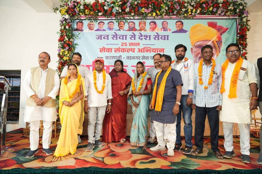 श्रमिक संवाद में श्रमिकों ने साझा किए अनुभव, योजनाओं से मिले संबल की बताई कहानी
सेवा संकल्प अभियान के तहत वडनगर-वाराणसी यात्रा के अंतर्गत मंडला पहुंचे बाइकर्स की उपस्थिति में निर्माणाधीन मेडिकल कॉलेज ग्राम खैरी में श्रमिक संवाद कार्यक्रम आयोजित किया गया। प्रभारी मंत्री श्री दिलीप जायसवाल एवं कैबिनेट मंत्री श्रीमती संपतिया उइके ने श्रमिकों से संवाद कर शासन द्वारा संचालित श्रमिक हितैषी योजनाओं एवं विभिन्न जनकल्याणकारी योजनाओं से मिल रहे लाभ की जानकारी ली। यात्रा के दौरान आयोजित विभिन्न कार्यक्रमों में गुजरात से सांसद श्री प्रभु वसावा भी निरंतर उपस्थित रहे।
प्रभारी मंत्री श्री दिलीप जायसवाल ने श्रमिकों से चर्चा करते हुए कहा कि श्रमिक वर्ग देश और प्रदेश के विकास में महत्वपूर्ण भूमिका निभाता है। सरकार का प्रयास है कि श्रमिकों और उनके परिवारों को विभिन्न योजनाओं का लाभ समय पर मिले तथा उनके जीवन को सुरक्षित एवं सशक्त बनाने के लिए आवश्यक सुविधाएं उपलब्ध हों।
कैबिनेट मंत्री श्रीमती संपतिया उइके ने कहा कि केंद्र एवं राज्य सरकार द्वारा श्रमिकों, गरीबों और जरूरतमंद परिवारों के कल्याण के लिए अनेक योजनाएं संचालित की जा रही हैं। इन योजनाओं के माध्यम से श्रमिक परिवारों को आर्थिक, सामाजिक और आजीविका के स्तर पर संबल मिल रहा है। सरकार की मंशा है कि कोई भी पात्र हितग्राही जनकल्याणकारी योजनाओं के लाभ से वंचित न रहे।
सांसद श्री प्रभु वसावा ने भी श्रमिकों से संवाद कर उनके अनुभव जाने और शासन की योजनाओं से मिल रहे लाभ की जानकारी ली। संवाद के दौरान श्रमिकों ने अपने अनुभव साझा करते हुए बताया कि शासन-प्रशासन के सहयोग तथा केंद्र एवं राज्य सरकार की विभिन्न योजनाओं से उनके जीवन में सकारात्मक बदलाव आया है। योजनाओं के माध्यम से उन्हें रोजगार, आवास, स्वास्थ्य, आर्थिक सहायता एवं सामाजिक सुरक्षा से जुड़ा संबल मिला है, जिससे उनके परिवार की स्थिति बेहतर हुई है।
श्रमिकों के साथ बैठकर किया सहभोज
श्रमिक संवाद के बाद प्रभारी मंत्री श्री दिलीप जायसवाल, कैबिनेट मंत्री श्रीमती संपतिया उइके एवं सांसद श्री प्रभु वसावा, बाइकर्स एवं सभी अतिथियों ने श्रमिकों के साथ बैठकर भोजन किया। जनप्रतिनिधियों ने श्रमिकों के साथ आत्मीय वातावरण में भोजन करते हुए उनसे अनौपचारिक बातचीत की और उनके कार्य एवं परिवार से जुड़े अनुभव भी जाने। इस दौरान श्रमिकों में विशेष उत्साह दिखाई दिया। इसके साथ ही श्रमिकों का सम्मान भी किया गया एवं सभी अतिथियों ने पौधारोपण भी किया।
Jansampark Madhya Pradesh
CM Madhya Pradesh
#mandla
Sampatiya Uikey
Dilip Jaiswal
#सेवा_संकल्प_अभियान #SevaSankalpAbhiyan