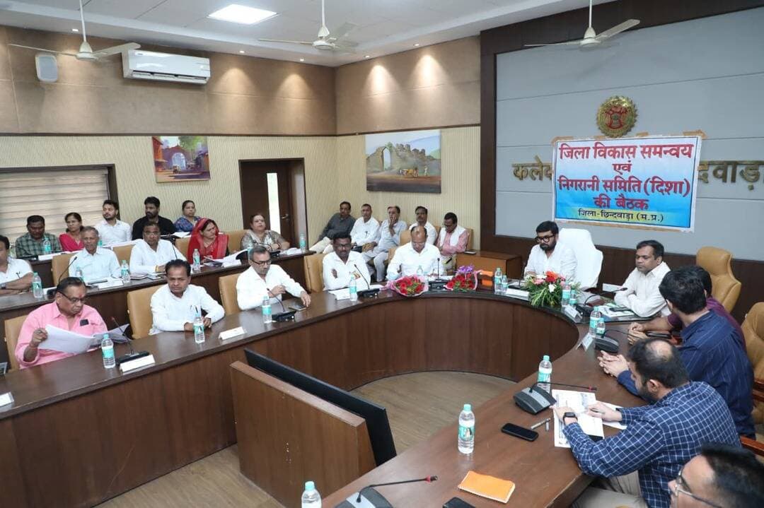 जिला विकास समन्वय एवं निगरानी समिति की बैठक संपन्न
नागरिकों को पेयजल की उपलब्धता सुनिश्चित कराना शासन की पहली प्राथमिकता - सांसद श्री साहू
कृषकों को चना, अलसी, सरसों की फसल के लिए प्रेरित
करने के निर्देश दिए
=======================================
छिंदवाड़ा सांसद श्री विवेक बंटी साहू की अध्यक्षता में बुधवार को कलेक्टर कार्यालय के सभाकक्ष में जिला विकास समन्वय एवं निगरानी समिति की बैठक आयोजित की गई। बैठक में निर्धारित एजेंडा बिंदुओं जल संरक्षण एवं जल भंडारण, वीबी जीरामजी, स्वामित्व योजना, डब्ल्यू सी एल, धरती आबा जनजातीय ग्राम उत्कर्ष योजना, विद्युत संबंधी विषय, जिले के नदी नालों में निर्मित पुल - पुलियों के हाइ फील्ड लेवल की समीक्षा, सांसद स्थानीय क्षेत्र विकास निधि के कार्यों की प्रगति की विस्तार से समीक्षा की गई।
इसके साथ ही जिले के विकास और आमजन की समस्याओं से जुड़े विभिन्न विषयों पर भी चर्चा की गई, उपस्थित जनप्रतिनिधियों से सुझाव लिए गए और संबंधित अधिकारियों को आवश्यक कार्यवाही के निर्देश दिए। विशेष रूप से इस वर्ष अपेक्षाकृत कम बारिश के दृष्टिगत वर्षभर पेयजल की उपलब्धता के लिए पुख्ता कार्ययोजना एवं आवश्यक व्यवस्थाएं अभी से बनाने और कम पानी वाली फसलों की बोनी के लिए कृषकों को प्रोत्साहित करने पर जोर दिया गया। बैठक में अमरवाड़ा विधायक श्री कमलेश प्रताप शाह, परासिया विधायक श्री सोहनलाल वाल्मीक, चौरई विधायक श्री सुजीत सिंह चौधरी, नगर निगम महापौर श्री विक्रम अहके, पूर्व विधायक पं.रमेश दुबे, श्री टीकाराम चंद्रवंशी, श्री अमित सक्सेना, श्री लखन वर्मा सहित समिति के अशासकीय सदस्यगण एवं अन्य जनप्रतिनिधि, कलेक्टर श्री हरेंद्र नारायन, वनमण्डलाधिकारी श्री साहिल गर्ग एवं श्री स्वरूप दीक्षित, सीईओ जिला पंचायत श्री अग्रिम कुमार सहित जिला प्रशासन एवं विभिन्न विभागों के जिला अधिकारी, सभी जनपद सीईओ एवं अन्य संबंधित अधिकारी उपस्थित थे।
वर्षभर समुचित पेयजल आपूर्ति के लिए अभी से करें पुख्ता इंतजाम, बाद में कोई लापरवाही स्वीकार नहीं की जाएगी - सांसद श्री साहू ने वर्षा कम होने की वजह से आगामी समय के लिए सभी प्रकार के जल संरक्षण, भंडारण और आपूर्ति की व्यवस्था की विस्तृत समीक्षा की। उन्होंने स्पष्ट कहा कि आगामी समय में संभावित संकट को लेकर सभी को जानकारी है। इसीलिए सभी नगरीय निकाय, पंचायत, लोक स्वास्थ्य यांत्रिकी और जल संसाधन विभाग के अमला अभी से अपने-अपने स्तर की कार्यवाहियों के लिए अभी से पुख्ता कार्ययोजना बना लें। इसके बाद गर्मी में कोई समस्या या लापरवाही न हो, अन्यथा व्यक्तिशः जिम्मेदारी तय की जाएगी। नागरिकों को पेयजल की आपूर्ति सुनिश्चित कराना शासन की पहली प्राथमिकता है। पानी का दुरुपयोग न होने दें। अमृत 2.0 का काम तेजी से कराएं। नहरों में लगे अवैध मोटर पम्पों पर नियमानुसार सख्ती से कार्यवाही की जाए।
कृषकों को कम पानी वाली फसलों के लिए करें प्रेरित, बीज की उपलब्धता कराएं सुनिश्चित- सांसद श्री साहू ने कहा कि इस वर्ष कम वर्षा के दृष्टिगत जलाशयों में उपलब्ध पानी में से सर्वप्रथम पेयजल के लिए पानी आरक्षित किया जाएगा। उसके बाद सिंचाई के लिए दिया जाएगा। इसीलिए कृषकों को गेहूं की बजाय कम पानी वाली फसलों जैसे चना, अलसी, सरसों आदि की बोनी के लिए प्रेरित किया जाए। कृषि विभाग इन फसलों के गुणवत्ता युक्त बीजों की पर्याप्त मात्रा में उपलब्धता किसानों के लिए सुनिश्चित कराएं। साथ की फील्ड में जागरूकता गतिविधियां आयोजित कर कृषकों को इन कम पानी वाली फसलों की बोनी के लिए प्रोत्साहित करें।
नए भवन तत्काल कराएं हैंडओवर - सांसद श्री साहू ने कहा कि फील्ड भ्रमण के दौरान यह संज्ञान में आया है कि विभिन्न स्कूल, आंगनबाड़ी केंद्र, उप स्वास्थ्य केंद्र, संजीवनी क्लीनिक आदि के नवीन भवन बनकर तैयार हैं, लेकिन हैंडओवर नहीं होने के कारण उनका उपयोग नहीं हो रहा है। उन्होंने जिला प्रशासन और संबंधित विभागीय अधिकारियों को तत्काल आवश्यक कार्यवाही करते हुए नवीन भवनों को हैंडओवर कराने और उपयोग शुरू कराने के निर्देश दिये।
प्रत्येक विधानसभा क्षेत्र में चिन्हित करें उद्योगों के लिए भूमि - सांसद श्री साहू ने कहा कि शासन की मंशा के अनुरूप प्रत्येक विधानसभा क्षेत्र में उद्योगों के विकास को बढ़ावा देने के लिए औद्योगिक क्षेत्रों का विकास किया जाना है। उन्होंने महाप्रबंधक जिला उद्योग एवं व्यापार केंद्र को यह कार्यवाही शीघ्र पूर्ण करने के निर्देश दिए। महाप्रबंधक ने बताया कि विधानसभा क्षेत्र अमरवाड़ा में 5 हेक्टेयर और जुन्नारदेव में 15 हेक्टेयर भूमि का चिन्हांकन कर लिए गया है, सांसद श्री साहू ने कलेक्टर श्री नारायन को यहां औद्योगिक क्षेत्र घोषित करने की कार्यवाही शीघ्र करने के लिए कहा।
सांसद निधि के अनुशंसित कार्य शीघ्र करें स्वीकृत - सांसद श्री साहू ने सांसद स्थानीय क्षेत्र विकास निधि के अनुशंसित, लंबित और स्वीकृत कार्यों की कार्यवार प्रगति की समीक्षा की। बीते वर्ष के अनुशंसित कार्य अभी तक स्वीकृत नहीं होने पर जिला योजना अधिकारी पर नाराजगी जताई और प्रक्रिया का पालन करने हुए शीघ्र स्वीकृति के निर्देश दिए।
विद्युत के तारों को करें सुरक्षित - विद्युत विभाग के अधीक्षण यंत्री को निर्देश दिए गए कि जिलेभर में असुरक्षित झूलते तारों को सुरक्षित कराया जाए। विशेषकर खेतों में झूलते तारों से होने वाली दुर्घटनाओं को रोकने के लिए विशेष रूप से ध्यान दिया जाए। सांगाखेड़ा सब स्टेशन का निर्माण शीघ्र पूर्ण कराएं। पीएम सूर्य घर मुक्त बिजली योजना का व्यापक प्रचार प्रसार गांव - गांव तक किया जाए और लोगों को मिलने वाली सब्सिडी की जानकारी दी जाए। पीएम जनमन अभियान के तहत पीवीटीजी ग्रामों में स्वीकृत विद्युतीकरण के सभी कार्य गति के साथ पूर्ण कराएं। जिन पंचायतों में अधिक बिल आने के कारण भुगतान नहीं किया जा रहा है, सचिव, सरपंच के साथ बैठक कर इसका हल निकालें । इसी तरह जिन ग्रामों में बिजली बिल जमा नहीं किया जा रहा है, वहां बिजली बिल जमा करने के लिए ग्रामीणों को प्रेरित करें और कोई हल निकालें। पर्याप्त अवसर देने और कोई हल न निकलने पर ही पूरे गांव की बिजली काटने पर विचार किया जाना चाहिए।
वी बी जीरामजी, जल संरक्षणों के निर्माण को दें प्राथमिकता - पंचायत एवं ग्रामीण विकास विभाग और ग्रामीण यांत्रिकी सेवा की समीक्षा करते हुए सांसद श्री साहू ने वीबी जी राम जी के तहत जिले में 10 प्रकार के कार्यों के तहत स्वीकृत कार्यों की जानकारी प्राप्त की। उन्होंने निर्देश दिए कि इस योजना का क्रियान्वयन जिले में प्रभावी रूप से होना चाहिए। जल संरचनाओं के निर्माण को प्राथमिकता दें। श्रमिकों को मजदूरी का भुगतान समय पर सुनिश्चित कराया जाए। योजना के नए प्रावधानों के संबंध में पूरी जानकारी के लिए सभी जनपद सीईओ, सचिवों, जी आर एस और जनप्रतिनिधियों के लिए प्रशिक्षण कार्यशालाएं आयोजित की जाएं।
अन्य निर्देश - बैठक में सांसद श्री साहू ने शहरी एवं ग्रामीण दोनों क्षेत्रों में रैन वॉटर हार्वेस्टिंग संरचनाओं के निर्माण को प्रोत्साहित करने, वर्षा काल में जलमग्न पुल - पुलियों की सूची बनाने, पी एम जनमन और धरती आबा अभियान के अंतर्गत स्वीकृत कार्यों को गति और गुणवत्ता के साथ पूरा कराने, जल जीवन मिशन के कार्यों को गति के साथ पूरा कराने, पेयजल की शुद्धता और गुणवत्ता सुनिश्चित करने जल स्रोतों की स्वच्छता और क्लोरिनेशन पर ध्यान देने, विवादित मामलों में पूरी जांच के बाद ही स्वामित्व योजना के तहत भू - स्वामी प्राधिकार पत्र देने, धरती आबा के तहत हुए ट्राइसाइकिल वितरण के संबंध में जांच प्रतिवेदन देने आदि के निर्देश भी दिए।
#procwa #छिन्दवाड़ा
#JansamparkMP
Bunty Vivek Sahu
Jansampark Madhya Pradesh