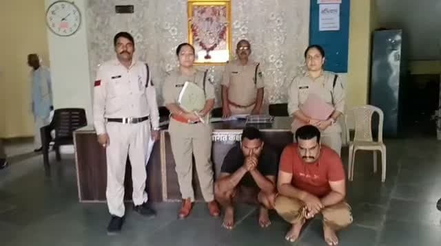 थाना कोतवाली पुलिस ने 10 वर्ष पुराने लूट के 2 प्रकरणों में फरार आरोपियों को महाराष्ट्र एवं अन्य स्थान से किया गिरफ्तार
*आरोपी बबलू कंजर एवं पप्पू कंजर चोरी लूट जैसे 10 अपराधों में लिप्त, गोवा राज्य एवं उत्तर प्रदेश राज्य के ललितपुर जिले में वांछित*
थाना कोतवाली क्षेत्र अंतर्गत वर्ष 2016 में गर्ल्स स्कूल के पास एवं इलाहाबाद बैंक के पास हुई लूट की अलग-अलग घटनाओं के संबंध में पृथक-पृथक प्रकरण पंजीबद्ध किए गए थे। उक्त दोनों लूट की घटनाओं में शामिल आरोपी विजय कंजर निवासी खमरौद, जिला शहडोल को पुलिस द्वारा पूर्व में गिरफ्तार किया जा चुका था, जबकि अन्य आरोपी लंबे समय से फरार चल रहे थे।
पुलिस अधीक्षक छतरपुर श्री रजत सकलेचा द्वारा उक्त दोनों लूट के प्रकरणों में फरार शेष आरोपियों की गिरफ्तारी हेतु पुलिस टीमों का गठन कर आवश्यक निर्देश दिए गए।
पुलिस टीमों द्वारा आरोपियों की तलाश हेतु महाराष्ट्र राज्य सहित मध्य प्रदेश के अनूपपुर, शहडोल एवं अन्य जिल�