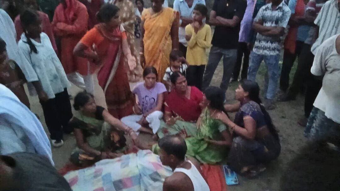 पलामू जिले के लेस्लीगंज थाना क्षेत्र स्थित दारूडीह गांव के भंडार टोला में मनोज चंद्रवंशी की पत्नी किरणदेवी लगाई फांसी , मायके वालों ने लगाया प्रताड़ना का आरोप..
