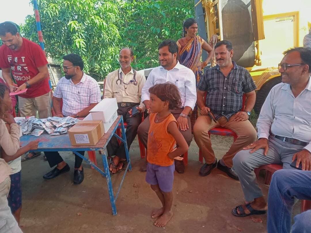 कुचायकोट प्रखंड अंतर्गत कालामटिहनिया में अंचलाधिकारी की उपस्थिति में मेडिकल कैंप का संचालन.....
#samratchoudhary
#cmsamrat
#CommunityKitchen
#FloodRelief
#gopalganj