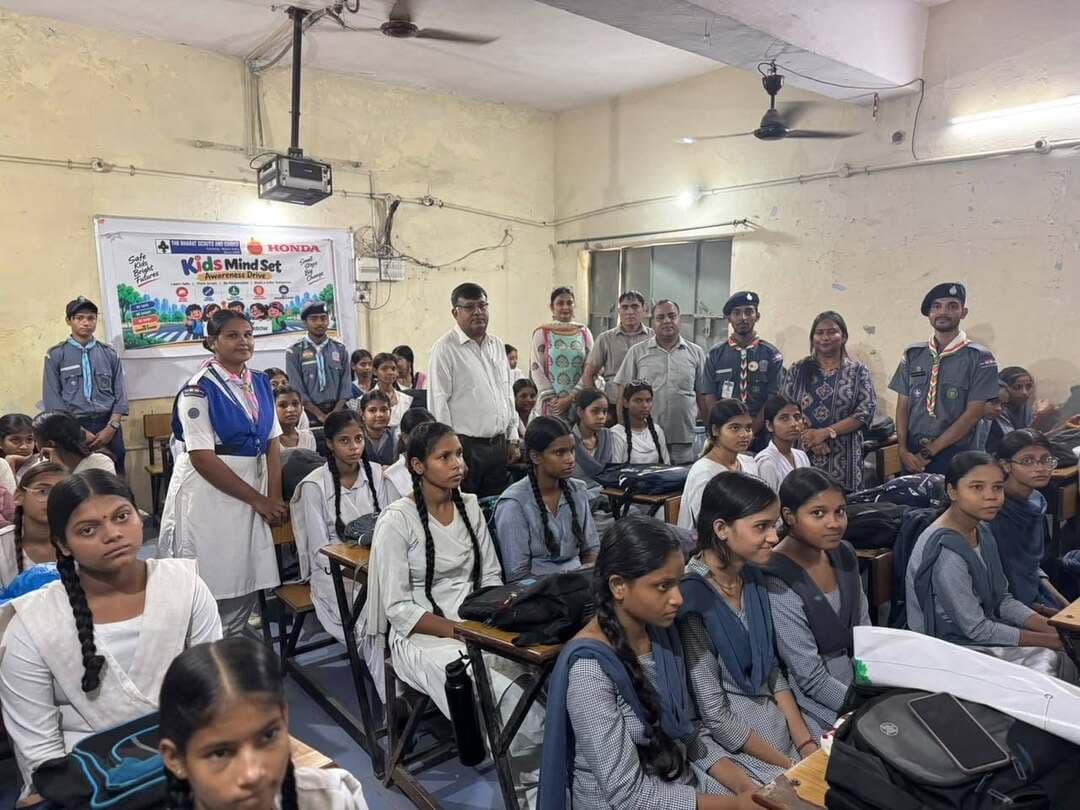 सड़क सुरक्षा को लेकर भारत स्काउट एवं गाइड ने फरीदाबाद में जागरूकता अभियान चलाया : डिप्टी डीईओ डॉ मनोज मित्तल
सड़क सुरक्षा जागरूकता से दुर्घटना में मौत का आंकड़ा होगा कम : सरोज बाला
फरीदाबाद A2z न्यूज़ update, आप की आवाज़ डॉ मनोज मित्तल ने बताते हुए कहा कि सड़क सुरक्षा आज के समय की सबसे महत्वपूर्ण जरूरतों में से एक है। सड़क दुर्घटनाओं को रोकने के लिए प्रत्येक नागरिक को यातायात नियमों का जिम्मेदारी से पालन करना चाहिए। वाहन चलाते समय तेज गति, लापरवाही, मोबाइल फोन का इस्तेमाल और नशे की हालत में ड्राइविंग दुर्घटनाओं का प्रमुख कारण बन सकती है। इस मौके पर गवर्नमेंट गर्ल्स सीनियर सेकेंडरी स्कूल नंबर- 1 में डिप्टी डीईओ डॉक्टर मनोज मित्तल मुख्य अतिथि के तौर पर पहुंचे साथ ही प्रधानाचार्य राजेंद्र अग्रवाल, गाइड डीओसी सरोज बाला , स्काउट मास्टर रितेश कुशवाहा, गाइड कैप्टन शिवानी, स्काउट रोवर विवेक, कार्तिक, रामानंद, सत्यवान, धर्मेंद्र सड़क सुरक्षा ट्रेनर का लक्ष्य सितंबर माह से लेकर जनवरी माह तक 200 स्कूलों तक पहुंच कर सड़क सुरक्षा के नियमों के बारे में जागरूक करना है ।
गाइड DOC सरोज बाला ने बताते हुए कहा कि सड़क पर दोपहिया वाहन चलाने वाले सभी लोगों को हेलमेट पहनना चाहिए, जबकि कार चालकों और यात्रियों को सीट बेल्ट का अनिवार्य रूप से इस्तेमाल करना चाहिए। वाहन चलाते समय ट्रैफिक सिग्नल, लेन अनुशासन और निर्धारित गति सीमा का पालन करना भी बेहद जरूरी है। पैदल यात्रियों को सड़क पार करते समय जेब्रा क्रॉसिंग और निर्धारित स्थानों का उपयोग करना चाहिए।
अभिभावकों को भी बच्चों को छोटी उम्र से ही सड़क सुरक्षा और यातायात नियमों के प्रति जागरूक करना चाहिए। स्कूलों, सामाजिक संस्थाओं और प्रशासन को मिलकर समय-समय पर जागरूकता अभियान चलाने चाहिए।
सड़क सुरक्षा केवल सरकार या पुलिस की जिम्मेदारी नहीं, बल्कि हम सभी की सामूहिक जिम्मेदारी है। थोड़ी सी सावधानी किसी की जिंदगी बचा सकती है। इसलिए स्वयं भी यातायात नियमों का पालन करें और दूसरों को भी इसके लिए प्रेरित करें।
“सुरक्षित चलें, सुरक्षित पहुंचें—सड़क सुरक्षा जीवन रक्षा।”