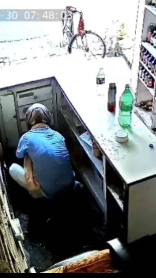 शेरघाटी में दवाई दुकान से दिनदहाड़े 2 लाख की चोरी, हेलमेट पहनकर पहुंचा चोर
गोला बाजार की दवा दुकान में दिनदहाड़े चोरी, CCTV में कैद हुई वारदात Part 1
