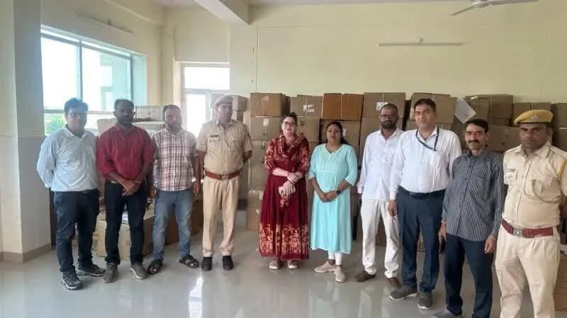 <nis:link nis:type=tag nis:id=भरतपुर। nis:value=भरतपुर। nis:enabled=true nis:link/> बयाना तहसील के खटनावाली गांव में दवाइयों के अवैध भंडारण का बड़ा मामला सामने आया है। एक सूखे कुएं से करीब 5 करोड़ रुपए कीमत की 274 कार्टून दवाइयां बरामद हुई हैं। इनमें हार्ट, डायबिटीज और एलर्जी की दवाइयां भी शामिल हैं। मुखबिर की सूचना पर सहायक औषधि नियंत्रक भरतपुर के नेतृत्व में औषधि नियंत्रण विभाग की टीम ने पुलिस और ग्रामीणों की मदद से कार्रवाई की। दवाइयों को नियमानुसार जब्त कर लिया गया है। बरामद दवाइयों में लोसार-50, जानुमेट, केटोरोल-एम, एलेग्रा-एम और जालरा समेत अन्य दवाइयां बताई गई हैं। इतनी बड़ी मात्रा में दवाइयों को सामान्य स्टोरेज से दूर सूखे कुएं में छिपाकर रखने को लेकर विभाग ने जांच शुरू कर दी है। जांच एजेंसियां निर्माता, डिपो, सीएंडएफ, वितरक और सप्लाई चेन से जुड़े लोगों की जानकारी जुटा रही हैं। दवाइयों के बैच नंबर, निर्माण और एक्सपायरी डेट के साथ वितरण रिकॉर्ड का सत्यापन किया जा रहा है। जांच में यह आशंका भी देखी जा रही है कि कहीं एक्सपायरी दवाइयों की तारीख बदलकर उन्हें दोबारा बाजार में खपाने की तैयारी तो नहीं थी। हालांकि अभी यह जांच का एक पहलू है। प्रयोगशाला जांच और बैच सत्यापन के बाद स्थिति स्पष्ट होगी। मामले की सूचना उत्तर प्रदेश के औषधि नियंत्रण अधिकारियों और संबंधित कंपनियों को दी गई। इसके बाद आगरा में भी संबंधित दवाइयां जब्त की गईं और मलपुरा थाने में एफआईआर दर्ज कराई गई। इससे जांच का दायरा भरतपुर से आगरा तक पहुंच गया है। औषधि नियंत्रण विभाग ने बरामद दवाइयों में से 10 नमूने लिए हैं। इन्हें प्रयोगशाला परीक्षण के लिए भेजा जा रहा है। निर्माता स्तर पर भी बैच और वितरण रिकॉर्ड का सत्यापन कराया जा रहा है। जांच में दवाइयां नकली, मिलावटी, परिवर्तित या अवैध तरीके से बाजार में बेचने के लिए रखी मिलीं तो संबंधितों पर कानूनी कार्रवाई होगी।