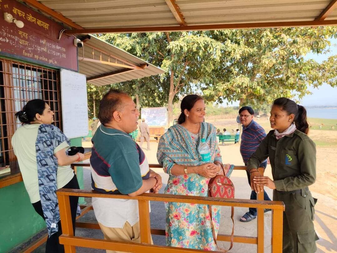 🔹सेवा संकल्प अभियान: सफलता की कहानी
🔹नारी सशक्तिकरण को परिभाषित करती मढ़ई सतपुड़ा टाइगर रिजर्व की साहसिक महिलाएं
🔹सतपुड़ा टाइगर रिजर्व के घने जंगलों में संभाली गाइडिंग और ड्राइविंग की कमान
➡️ दुनिया भर में जब भी नेतृत्व क्षमता की बात होती है, महिलाओं की भूमिका को नज़रअंदाज़ नहीं किया जा सकता। उन्होंने राजनीति से लेकर सेना, घर से लेकर कार्यस्थल तक हर क्षेत्र में अपनी योग्यता, कार्य कुशलता और दूरदर्शिता से अपनी विशेष पहचान बनाई है।
लोकमाता अहिल्या बाई होलकर के जीवन मूल्यों से प्रेरणा लेकर आज की महिलाएं आत्मनिर्भरता, न्यायप्रियता और सामाजिक उत्तरदायित्व की भावना के साथ आगे बढ़ रही हैं। यह महिलाओं के बढ़ते आत्मविश्वास और नेतृत्व क्षमता का स्पष्ट संकेत है।
ऐसा ही उदाहरण प्रस्तुत करती सोहागपुर विकासखंड की महिलाएं जो कि सतपुड़ा टाइगर रिजर्व (एसटीआर) के घने एवं दुर्गम जंगलों में पर्यटकों का मार्गदर्शन कर रही है। कभी जिन क्षेत्रों को केवल पुरुषों के लिए उपयुक्त समझा जाता था, वहां अब महिलाएं निडरता और आत्मविश्वास के साथ गाइडिंग से लेकर जिप्सी ड्राइविंग तक की जिम्मेदारी निभा रही हैं।
सोहागपुर विकासखंड के ग्राम टेकापार की सोनम एवं विमला, और ग्राम कामती की अर्चना, पूजा एवं नेहा सतपुड़ा टाइगर रिजर्व में गाइड और ड्राइवर के रूप में कार्यरत हैं। ये महिलाएं पर्यटकों को जंगल की जैव विविधता, वन्य जीवन और प्राकृतिक सौंदर्य की जानकारी देने का कार्य करती हैं।
ग्राम टेकापार की विमला बताती हैं, "इस कार्य से हमें आत्मसंतोष की अनुभूति होती है। पहले लोग कहते थे कि यह काम महिलाओं का नहीं है, लेकिन अब समाज का नजरिया बदलने लगा है। महिलाएं आत्मनिर्भर बन रही हैं और अन्य महिलाएं भी प्रेरित होकर इस क्षेत्र में आगे आ रही हैं।"
इन महिलाओं का कहना है कि इस कार्य से न केवल आत्मविश्वास बढ़ा है, बल्कि घर की आर्थिक स्थिति में भी सुधार आया है। स्थानीय समुदाय में महिलाओं की भूमिका को लेकर जागरूकता बढ़ रही है, और अब कई परिवारों की महिलाएं भी गाइडिंग व ड्राइविंग प्रशिक्षण के लिए आगे बढ़ रही हैं।
इन महिला गाइडों को पर्यटकों से बातचीत कर न सिर्फ नए अनुभव मिलते हैं, बल्कि उन्हें जंगलों के प्रति जागरूकता और संरक्षण का संदेश देने का भी अवसर मिलता है। ये महिलाएं सुबह-सवेरे जंगल सफारी के लिए निकल जाती हैं और पूरे दिन मेहनत से अपना कार्य करती हैं।
यह परिवर्तन नारी सशक्तिकरण का एक प्रेरणादायक उदाहरण है और यह दर्शाता है कि यदि अवसर मिले तो महिलाएं किसी भी क्षेत्र में अपनी श्रेष्ठता सिद्ध कर सकती हैं।
#सेवा_संकल्प_अभियान #SevaSankalpAbhiyan
CM Madhya Pradesh Dr Mohan Yadav Jansampark Madhya Pradesh General Administration Department, MP Department Of Women Child Development, Madhya Pradesh