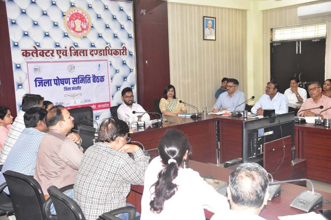 स्वास्थ्य तथा महिला बाल विकास विभाग की योजनाओं की कल्याण में कसावट लाने के कलेक्टर ने दिए निर्देश
जिला स्वास्थ्य समिति की बैठक संपन्न
कलेक्टर श्री दिव्यांक सिंह की अध्यक्षता में जिला स्वास्थ्य समिति की बैठक आयोजित की गई। बैठक में कलेक्टर ने स्वास्थ्य एवं महिला बाल विकास विभाग की योजनाओं के क्रियान्वयन एवं सेवाओं में कसावट लाने के लिए सख्त निर्देश दिए।
बैठक में कलेक्टर द्वारा स्वास्थ्य सेवाओं को बेहतर बनाने, जनकल्याणकारी योजनाओं की समीक्षा करने तथा व्यवस्थाओं को अधिक सुदृढ़ बनाने के लिए विस्तृत दिशा-निर्देश दिए गए। इसी प्रकार महिला बाल विकास विभाग की पोषण आहार आंगनबाड़ी सेवाओं लाडली बहन लाडली लक्ष्मी आदि योजनाओं की भी समीक्षा की गई तथा बेहतरी के लिए निर्देशित किया गया।
#मंदसौर
#Mandsaur