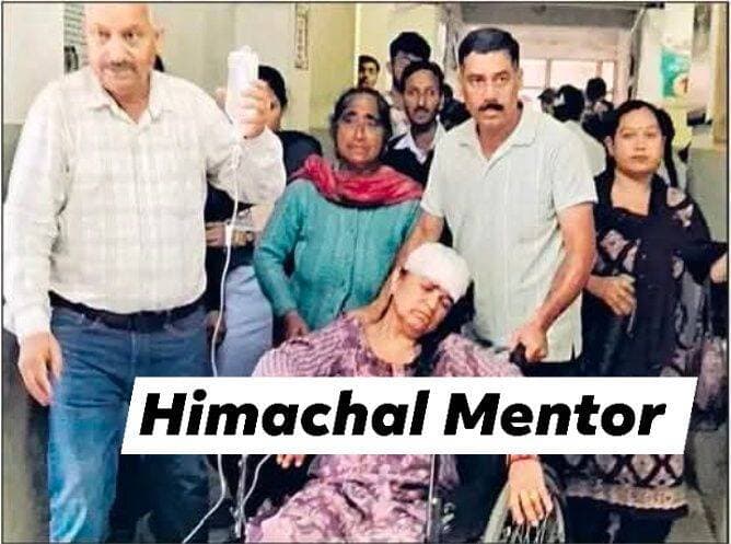 <nis:link nis:type=tag nis:id=रसोई nis:value=रसोई nis:enabled=true nis:link/> में कहासुनी के बाद मां के सिर पर <nis:link nis:type=tag nis:id=स्टील nis:value=स्टील nis:enabled=true nis:link/> के जग से वार, महिला गंभीर घायल
<nis:link nis:type=tag nis:id=जोगिंद्रनगर nis:value=जोगिंद्रनगर nis:enabled=true nis:link/> की वल्ह पंचायत के <nis:link nis:type=tag nis:id=बनौण nis:value=बनौण nis:enabled=true nis:link/> (डलाणा) गांव में सोमवार को रसोई में हुई कहासुनी के बाद एक महिला के घायल होने का मामला सामने आया है। आरोप है कि विवाद के दौरान बेटी ने अपनी मां मीरा ठाकुर के सिर पर स्टील के जग से वार कर दिया।
<nis:link nis:type=tag nis:id=हमले nis:value=हमले nis:enabled=true nis:link/> में महिला के सिर पर गंभीर चोट आई और वह लहूलुहान हो गईं। परिजन उन्हें उपचार के लिए जोगिंद्रनगर अस्पताल ले गए, जहां प्राथमिक उपचार के बाद उन्हें पालमपुर अस्पताल रेफर किया गया। चिकित्सकों ने सिर पर पांच से अधिक टांके लगाए।
<nis:link nis:type=tag nis:id=जानकारी nis:value=जानकारी nis:enabled=true nis:link/> के अनुसार, मीरा ठाकुर रसोई में काम कर रही थीं। इसी दौरान बेटी से किसी बात को लेकर कहासुनी हो गई। आरोप है कि विवाद बढ़ने पर बेटी ने स्टील के जग से सिर पर वार कर दिया। बीच-बचाव करने पहुंचे पिता संसार चंद भी घायल हुए हैं।
<nis:link nis:type=tag nis:id=पुलिस nis:value=पुलिस nis:enabled=true nis:link/> की प्रारंभिक जांच में सामने आया है कि 42 वर्षीय बेटी का मानसिक स्वास्थ्य संबंधी उपचार चल रहा है। परिजनों के अनुसार, उसने कुछ समय से दवाएं लेना बंद कर दिया था, जिसके बाद उसके व्यवहार में बदलाव आया।
<nis:link nis:type=tag nis:id=सूचना nis:value=सूचना nis:enabled=true nis:link/> मिलने पर पुलिस टीम मौके पर पहुंची और साक्ष्य जुटाए। पुलिस ने मामले की जांच शुरू कर दी है। पुलिस अधीक्षक मंडी विनोद कुमार ने बताया कि पिता की शिकायत के आधार पर नियमानुसार जांच की जा रही है।