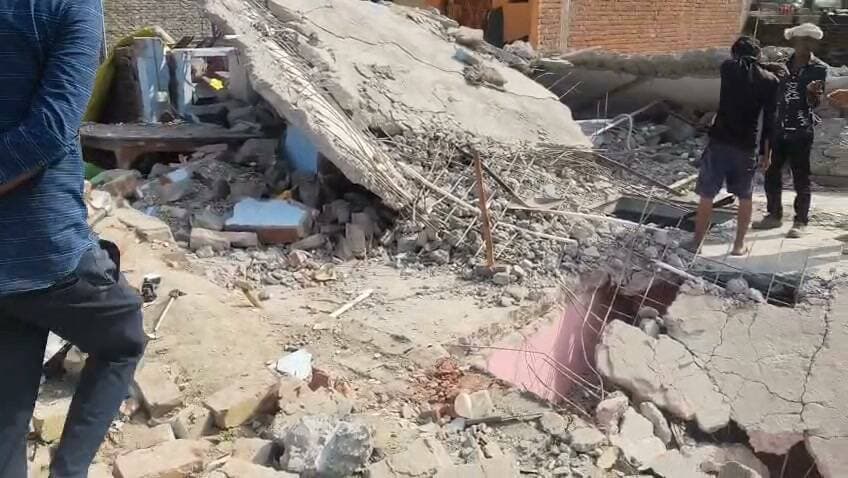 फतेहपुर ब्लास्ट: पोस्टमार्टम रिपोर्ट से जांच में नया मोड़, ‘बारूद नहीं मिला’, कार्बाइड गैस की आशंका पर जांच तेज
पांच मासूम जिंदगियां बुझीं, 4 दर्जन से अधिक लोगों के बयान दर्ज; दूसरी मंजिल पर हुए धमाके की हर कड़ी खंगाल रही पुलिस
एसपी बोले- जांच जारी, सिलेंडर, रेगुलेटर, पाइप, बैटरी और कार्बाइड समेत हर पहलू की वैज्ञानिक जांच होगी
फतेहपुर, 1 अक्टूबर 2026। मलवां कस्बे में हुए भीषण विस्फोट और मकान ढहने की दर्दनाक घटना की जांच अब नए मोड़ पर पहुंच गई है। पांच लोगों की मौत के मामले में आई पोस्टमार्टम रिपोर्ट और पुलिस की अब तक की जांच से संकेत मिले हैं कि हादसे की वजह पहले लगाए जा रहे कयासों से अलग हो सकती है। फिलहाल पुलिस किसी एक कारण पर अंतिम निष्कर्ष नहीं निकाल रही है और वैज्ञानिक साक्ष्यों के आधार पर जांच आगे बढ़ाई जा रही है।
पुलिस के अनुसार पोस्टमार्टम रिपोर्ट में चार मृतकों की मौत आग से गंभीर रूप से झुलसने के कारण तथा एक बच्चे की मौत मलबे के नीचे दबने से होना सामने आया है। रिपोर्ट में शवों पर बारूद के अवशेष मिलने की पुष्टि नहीं हुई है। इसी के बाद जांच का फोकस अब कार्बाइड, गैस सिलेंडर, गैस पाइप, रेगुलेटर और अन्य संभावित कारणों पर केंद्रित हो गया है।
जांच के दौरान यह भी सामने आया है कि धमाका मकान की दूसरी मंजिल पर हुआ था। घटनास्थल से गैस रेगुलेटर, पाइप, चूल्हा तथा बैटरी के कुछ हिस्से बरामद हुए हैं, जबकि सिलेंडर की तलाश और मलबा हटाने का कार्य अभी भी जारी है। पुलिस को उम्मीद है कि सिलेंडर और अन्य तकनीकी साक्ष्य मिलने के बाद हादसे की वास्तविक वजह स्पष्ट हो सकेगी।
पुलिस अधीक्षक अभिमन्यु मांगलिक ने बताया कि अब तक 50 से अधिक लोगों के बयान दर्ज किए जा चुके हैं। अधिकांश प्रत्यक्षदर्शियों ने केवल एक तेज धमाके की आवाज सुनने की बात कही है। यदि बड़ी मात्रा में पटाखे या बारूद मौजूद होते तो लगातार कई धमाकों की आवाज आने की संभावना रहती। फिलहाल पोस्टमार्टम रिपोर्ट में बारूद की पुष्टि नहीं हुई है और इसी आधार पर सभी पहलुओं की निष्पक्ष जांच की जा रही है।
कार्बाइड से कैसे हो सकता है हादसा?
विशेषज्ञों के अनुसार कैल्शियम कार्बाइड स्वयं विस्फोटक पदार्थ नहीं है, लेकिन पानी या अधिक नमी के संपर्क में आने पर इससे एसिटिलीन गैस बनती है। यदि यह गैस बंद कमरे में एकत्र हो जाए और किसी चिंगारी, आग या विद्युत स्रोत के संपर्क में आ जाए तो तेज विस्फोट जैसी स्थिति उत्पन्न हो सकती है।
पुलिस की जांच में यह तथ्य भी सामने आया है कि संबंधित परिवार फल कारोबार से जुड़ा था और कच्चे फलों को पकाने के लिए कार्बाइड का उपयोग किए जाने की संभावना की जांच की जा रही है। लगातार हुई बारिश के कारण घर में बनी नमी और कार्बाइड की रासायनिक प्रतिक्रिया भी जांच का महत्वपूर्ण बिंदु बनी हुई है।
अवैध पटाखा भंडारण की भी जांच
स्थानीय स्तर पर यह चर्चा भी रही कि मकान में पटाखे रखे गए थे। पुलिस इस पहलू की भी जांच कर रही है। जानकारी के अनुसार पिछले वर्ष संबंधित परिसर में अवैध पटाखा भंडारण को लेकर कार्रवाई हुई थी। हालांकि वर्तमान हादसे में पटाखों या बारूद की भूमिका को लेकर अभी तक कोई आधिकारिक पुष्टि नहीं हुई है। पुलिस ने स्पष्ट किया है कि जब तक फॉरेंसिक रिपोर्ट और वैज्ञानिक जांच पूरी नहीं हो जाती, तब तक किसी भी संभावना को अंतिम कारण नहीं माना जाएगा।
घटना के बाद पूरे मलवां कस्बे में शोक का माहौल है। पांच लोगों की मौत ने पूरे जिले को झकझोर दिया है, जबकि घायल परिजनों का उपचार जारी है। प्रशासन राहत एवं सहायता कार्यों के साथ-साथ जांच प्रक्रिया को भी तेजी से आगे बढ़ा रहा है।
एनडी न्यूज़ की अपील
ऐसी दुखद घटनाओं से बचने के लिए फल पकाने में प्रतिबंधित या असुरक्षित रसायनों का उपयोग न करें। यदि किसी स्थान पर गैस रिसाव, रासायनिक पदार्थों का असुरक्षित भंडारण या विस्फोट जैसी आशंका हो तो तत्काल संबंधित विभाग और पुलिस को सूचना दें। प्रशासन से अनुरोध है कि फल मंडियों, गोदामों और आवासीय क्षेत्रों में रसायनों एवं गैस सिलेंडरों के सुरक्षित उपयोग की नियमित जांच कराई जाए तथा दोषी पाए जाने पर कठोर कार्रवाई सुनिश्चित की जाए।
जनहित सुझाव
कार्बाइड सहित किसी भी रासायनिक पदार्थ का सुरक्षित एवं नियमों के अनुरूप भंडारण करें।
गैस सिलेंडर, रेगुलेटर और पाइप की समय-समय पर जांच कराएं।
आवासीय भवनों में ज्वलनशील पदार्थों का अवैध भंडारण न करें।
गैस रिसाव या रासायनिक गंध महसूस होने पर तुरंत स्थान खाली करें और संबंधित विभाग को सूचना दें।
जांच पूरी होने से पहले अपुष्ट सूचनाओं या अफवाहों को साझा करने से बचें।
👇👇
#NDNews #दैनिक_निष्पक्ष_धारा #Fatehpur #MalwanBlast #FatehpurBlast #UPPolice #AbhimanyuManglik #ForensicInvestigation #CylinderBlast #CalciumCarbide #AcetyleneGas #BreakingNews #DMFatehpur #FatehpurPolice #DisasterInvestigation
👇👇
@dgpup
@RSSorg
@UPGovt
@wpl1090
@RSSgeet
@Uppolice
@MIB_India
@PMOIndia
@HMOIndia
@abmanglik
@VHPDigital
@igrangealld
@myogioffice
@InfoDeptUP
@dmfatehpur
@sdmsadarftp
@CMOfficeUP
@CMOUP_RC
@UPPRD1948
@ChiefSecyUP
@ChiefSecyUP
@MahantYogiG
@FatehpurSdm
@fatehpurpolice
@BajrangDalOrg
@rashtrapatibhvn
@UPMahilaKalyan
@112UttarPradesh
@myogiadityanath
@CommissionerPrg
@ADGZonPrayagraj
@UpsdmA
👇👇
🟥 ND NEWS | दैनिक निष्पक्ष धारा
मुख्य संपादक / संस्थापक: राजन सिंह हाड़ा
सह-संपादक: शालिनी सिंह भदौरिया
✒️ रिपोर्ट: जिला ब्यूरो, फतेहपुर
📍 कार्यालय-3: U158, हीरा स्वीट्स के पास, विकास मार्ग, लक्ष्मी नगर, पूर्वी दिल्ली, पिन कोड – 110092 (NCR)
📍 कार्यालय-2: विधानसभा रोड, बर्लिंगटन चौराहा, लखनऊ 226001 (UP)
📍 कार्यालय-1: 1/1 अटल बिहारी चौराहा, नियर बर्मा चौराहा, फतेहपुर 212601 (UP)
📅 दिनांक: 1 अक्टूबर 2026
📆 दिन: गुरुवार
📧 Email: ndnewschannel@gmail.com
📞 मोबाइल: 096961 19696