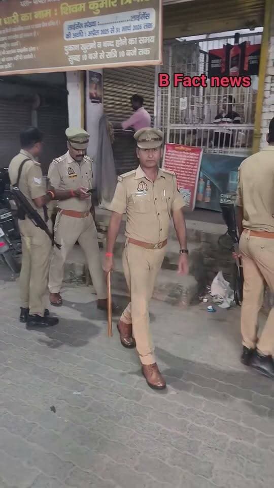 सार्वजनिक स्थानों पर नशा करने वालों की खैर नहीं! पुलिस का सख्त एक्शन, खुले में जाम छलकाने वालों पर शिकंजा!
बहराइच में सार्वजनिक स्थानों और सड़कों के किनारे शराब पीने और हुड़दंग मचाने वालों के खिलाफ पुलिस ने बड़े पैमाने पर अभियान शुरू किया है। खुले में जाम छलकाकर आम जनता, खासकर महिलाओं और बच्चों के लिए परेशानी खड़ी करने वाले असामाजिक तत्वों पर पुलिस का कड़ा शिकंजा कस गया है।
बहराइच पुलिस प्रशासन ने शहर के प्रमुख चौराहों, पार्कों, ठेकों के आसपास की गलियों और ढाबों पर अचानक छापेमारी की। अभियान के दौरान सार्वजनिक स्थानों पर शराब पीते पाए गए दर्जनों लोगों को मौके से हिरासत में लिया गया और उनके खिलाफ वैधानिक कार्रवाई की गई।
पुलिस की इस कार्रवाई का मुख्य उद्देश्य शहर में कानून-व्यवस्था बनाए रखना और आम नागरिकों को सुरक्षित माहौल देना है। पुलिस अधिकारियों का साफ कहना है कि किसी भी सूरत में सड़कों या सार्वजनिक जगहों को मयखाना नहीं बनने दिया जाएगा।
"सार्वजनिक स्थानों पर नशा करने और माहौल खराब करने वालों को बख्शा नहीं जाएगा। यह अभियान लगातार जारी रहेगा, और यदि कोई व्यक्ति खुले में जाम छलकाता या उपद्रव करता पाया गया, तो उसके खिलाफ सख्त कानूनी कार्रवाई की जाएगी।"
पुलिस की इस अचानक हुई कार्रवाई से शराबियों और मनचलों में हड़कंप मच गया है। वहीं स्थानीय नागरिकों ने पुलिस के इस सख्त एक्शन की सराहना की है और उम्मीद जताई है कि इससे शहर के सार्वजनिक स्थानों पर सुरक्षा और शांति का माहौल बनेगा।