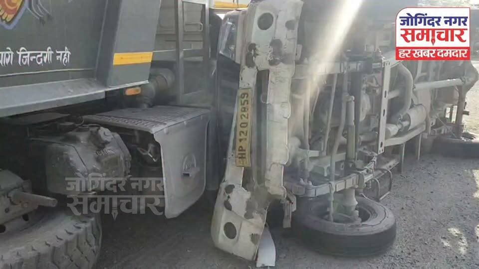 जोगिंदर नगर में सुबह सवेरे ही खुद्दर के पास ब्रेड से भरी जीप खड़े टिप्पर से टकराई, पलटी।
रिपोर्ट - अंकित कुमार