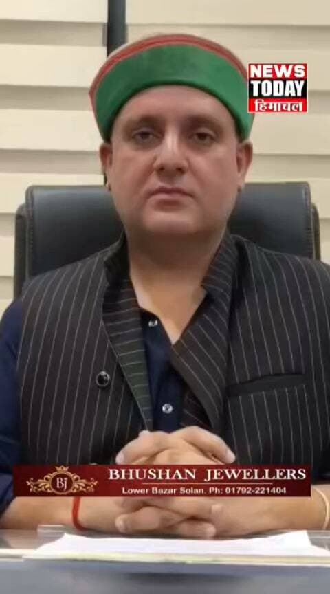 नूरपुर में स्वास्थ्य सुविधाओं को लेकर आर-पार की लड़ाई, 2 अक्टूबर से अनिश्चितकालीन भूख हड़ताल पर बैठेंगे अकिल बक्शी
50 बेड के मातृ-शिशु अस्पताल को पूरी तरह शुरू करने और सिविल अस्पताल की व्यवस्थाओं में सुधार की मांग; पहले दी थी 30 सितंबर तक की समयसीमा
नूरपुर। नूरपुर क्षेत्र की स्वास्थ्य व्यवस्थाओं को लेकर सामाजिक कार्यकर्ता एवं रंजीत बक्शी जन कल्याण फाउंडेशन के निदेशक अकिल बक्शी ने अब आंदोलन का ऐलान किया है। मातृ-शिशु अस्पताल को पूरी तरह क्रियाशील करने तथा सिविल अस्पताल नूरपुर में स्वास्थ्य सुविधाओं और विशेषज्ञ चिकित्सकों की उपलब्धता सहित विभिन्न व्यवस्थाओं में सुधार की मांग को लेकर बक्शी 2 अक्टूबर 2026 से अनिश्चितकालीन भूख हड़ताल शुरू करने जा रहे हैं।
अकिल बक्शी ने इससे पहले प्रशासन और सरकार को 30 सितंबर तक की समयसीमा दी थी। उन्होंने कहा था कि यदि 50 बेड के मातृ-शिशु अस्पताल को निर्धारित समय तक पूरी तरह शुरू नहीं किया गया, तो 2 अक्टूबर से सिविल अस्पताल के बाहर अनिश्चितकालीन भूख हड़ताल शुरू की जाएगी।
दरअसल, नूरपुर का 50 बेड वाला मातृ-शिशु अस्पताल लंबे समय से चर्चा में है। यह अस्पताल वर्ष 2022 में उद्घाटित किया गया था, लेकिन लंबे समय तक भवन के बावजूद यहां स्वास्थ्य सेवाएं शुरू नहीं हो पाईं। रिपोर्टों के अनुसार अस्पताल को मातृ एवं नवजात स्वास्थ्य सेवाओं के लिए तैयार किया गया था, लेकिन स्टाफ और अन्य आवश्यक व्यवस्थाओं के अभाव में इसका संचालन प्रभावित रहा।
सिविल अस्पताल की व्यवस्थाओं पर भी उठते रहे हैं सवाल
अकिल बक्शी ने नूरपुर के 200 बेड वाले सिविल अस्पताल में विशेषज्ञ चिकित्सकों की कमी और स्वास्थ्य सुविधाओं को लेकर भी लगातार आवाज उठाई है। अगस्त में उन्होंने अस्पताल में बाल रोग विशेषज्ञ, रेडियोलॉजिस्ट, त्वचा रोग विशेषज्ञ और नेत्र रोग विशेषज्ञ समेत महत्वपूर्ण विशेषज्ञ पदों के खाली होने का मुद्दा उठाया था।
जून 2026 में सामने आई एक रिपोर्ट में भी अस्पताल से तीन विशेषज्ञ चिकित्सकों के एक महीने के भीतर चले जाने का उल्लेख किया गया था। उस समय अस्पताल प्रशासन के अनुसार अस्पताल में 17 डॉक्टर कार्यरत थे, जबकि स्वीकृत संख्या 34 थी।
हालांकि, सितंबर में स्वास्थ्य विभाग द्वारा नूरपुर सिविल अस्पताल में पांच नए विशेषज्ञ चिकित्सकों की नियुक्ति किए जाने की जानकारी सामने आई है। इसके बावजूद मातृ-शिशु अस्पताल को पूरी तरह चालू करने सहित अन्य स्वास्थ्य संबंधी मांगों को लेकर अकिल बक्शी ने अपना आंदोलन जारी रखने का निर्णय लिया है।
अब सबकी नजर 2 अक्टूबर, गांधी जयंती पर रहेगी, जब अकिल बक्शी नूरपुर सिविल अस्पताल के बाहर अनिश्चितकालीन भूख हड़ताल शुरू करने की बात कह चुके हैं। ऐसे में यह देखना महत्वपूर्ण होगा कि प्रशासन और स्वास्थ्य विभाग की ओर से इस आंदोलन से पहले क्या कदम उठाए जाते हैं और मातृ-शिशु अस्पताल को पूरी तरह संचालित करने की दिशा में क्या ठोस कार्रवाई होती है।
न्यूज टुडे हिमाचल | नूरपुर ब्यूरो
Civil Hospital, Nurpur