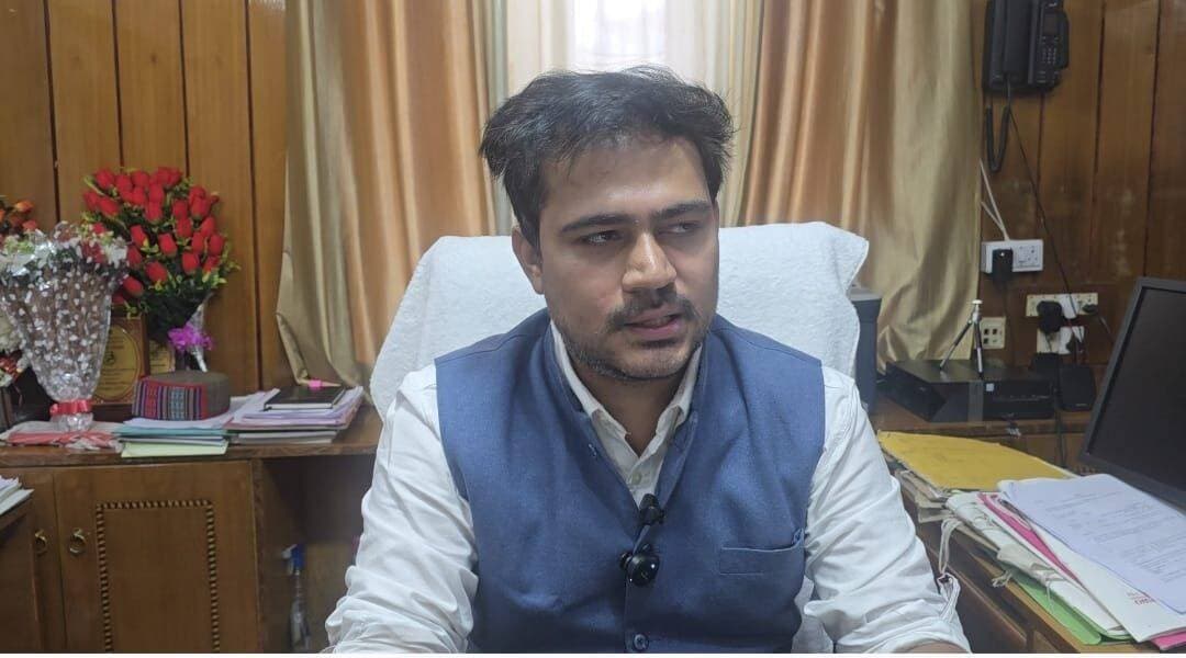 -<nis:link nis:type=tag nis:id=सीर nis:value=सीर nis:enabled=true nis:link/> उत्सव में सांस्कृतिक संध्या में पहाड़ी गायक बिखेरेंगे जलवा, एस.डी.एम. ने पत्रकार वार्ता में दी जानकारी..
-<nis:link nis:type=tag nis:id=ब्राइट nis:value=ब्राइट nis:enabled=true nis:link/> <nis:link nis:type=tag nis:id=न्यूज nis:value=न्यूज nis:enabled=true nis:link/> <nis:link nis:type=tag nis:id=घुमारवीं nis:value=घुमारवीं nis:enabled=true nis:link/>
-<nis:link nis:type=tag nis:id=जिला nis:value=जिला nis:enabled=true nis:link/> स्तरीय सीर उत्सव-2026 की सांस्कृतिक संध्याओं में इस बार पहाड़ी गीतों का तड़का लगेगा। पहाड़ी गायक एसी भारद्वाज और अजय चौहान अपनी प्रस्तुतियों से दर्शकों का मनोरंजन करेंगे। दोनों कलाकार सांस्कृतिक संध्याओं के मुख्य आकर्षण रहेंगे। यह जानकारी एसडीएम घुमारवीं अभिषेक बरवाल ने बुधवार को पत्रकार वार्ता में दी।
-<nis:link nis:type=tag nis:id=उन्होंने nis:value=उन्होंने nis:enabled=true nis:link/> बताया कि घुमारवीं में 2 और 3 अक्टूबर को सीर उत्सव का आयोजन किया जाएगा। उत्सव का शुभारंभ रुक्मिणी कुंड से पवित्र जल लाने के साथ होगा, जबकि शुभारंभ और समापन समारोह में तकनीकी शिक्षा मंत्री राजेश धर्माणी बतौर मुख्यातिथि शिरकत करेंगे।
-<nis:link nis:type=tag nis:id=एसडीएम nis:value=एसडीएम nis:enabled=true nis:link/> ने बताया कि इस बार उत्सव में पहली बार रोजगार मेले का आयोजन किया जा रहा है। इसमें करीब 20 बड़ी कंपनियों को आमंत्रित किया गया है। मेले के माध्यम से स्थानीय सहित जिलेभर के युवाओं को रोजगार के अवसर उपलब्ध करवाए जाएंगे। उत्सव में मेडिकल कैंप, रक्तदान शिविर, शोभायात्रा और भजन संध्या भी आयोजित होगी।
-<nis:link nis:type=tag nis:id=उन्होंने nis:value=उन्होंने nis:enabled=true nis:link/> बताया कि 2 अक्टूबर को सुबह 6 बजे मैराथन होगी। मैराथन घुमारवीं पुल से शुरू होकर करगोड़ा होते हुए बाड़ी चौक तक जाएगी और वापस घुमारवीं पुल पर समाप्त होगी। इसमें अंडर-14, अंडर-19 और 50 वर्ष से अधिक आयु वर्ग में महिला और पुरुष प्रतिभागी हिस्सा ले सकेंगे।
-<nis:link nis:type=tag nis:id=एसडीएम nis:value=एसडीएम nis:enabled=true nis:link/> ने कहा कि सीर उत्सव के माध्यम से लोक कला एवं संस्कृति के संरक्षण के साथ पेंटिंग, पर्यावरण संरक्षण, नशे के खिलाफ जागरूकता और स्वास्थ्य के प्रति सजगता का संदेश भी दिया जाएगा।
<nis:link nis:type=tag nis:id=brightnews nis:value=BrightNews nis:enabled=true nis:link/> <nis:link nis:type=tag nis:id=brightnewsghumarwin nis:value=BrightNewsGhumarwin nis:enabled=true nis:link/> <nis:link nis:type=tag nis:id=seerutsav2026 nis:value=SeerUtsav2026 nis:enabled=true nis:link/> <nis:link nis:type=tag nis:id=seerfestivalghumarwin nis:value=SeerFestivalGhumarwin nis:enabled=true nis:link/> <nis:link nis:type=tag nis:id=seerutsavghumarwin nis:value=SeerUtsavGhumarwin nis:enabled=true nis:link/> <nis:link nis:type=tag nis:id=culturalevening nis:value=CulturalEvening nis:enabled=true nis:link/> <nis:link nis:type=tag nis:id=sanskaritiksandhya nis:value=SanskaritikSandhya nis:enabled=true nis:link/> <nis:link nis:type=tag nis:id=pahadigayak nis:value=PahadiGayak nis:enabled=true nis:link/> <nis:link nis:type=tag nis:id=acbhardwaj nis:value=ACBhardwaj nis:enabled=true nis:link/> <nis:link nis:type=tag nis:id=ajaychauhan nis:value=AjayChauhan nis:enabled=true nis:link/> <nis:link nis:type=tag nis:id=pahadigeet nis:value=PahadiGeet nis:enabled=true nis:link/> <nis:link nis:type=tag nis:id=ghumarwinnews nis:value=GhumarwinNews nis:enabled=true nis:link/> <nis:link nis:type=tag nis:id=sdm_abhishekbarwal nis:value=SDM_AbhishekBarwal nis:enabled=true nis:link/> <nis:link nis:type=tag nis:id=abhishekbarwal nis:value=AbhishekBarwal nis:enabled=true nis:link/> <nis:link nis:type=tag nis:id=rukmanikund nis:value=RukmaniKund nis:enabled=true nis:link/> <nis:link nis:type=tag nis:id=rojgarmelaghumarwin nis:value=RojgarMelaGhumarwin nis:enabled=true nis:link/> <nis:link nis:type=tag nis:id=jobfairghumarwin nis:value=JobFairGhumarwin nis:enabled=true nis:link/> <nis:link nis:type=tag nis:id=marathonghumarwin nis:value=MarathonGhumarwin nis:enabled=true nis:link/> <nis:link nis:type=tag nis:id=ghumarwinpul nis:value=GhumarwinPul nis:enabled=true nis:link/> <nis:link nis:type=tag nis:id=kargoda nis:value=Kargoda nis:enabled=true nis:link/> <nis:link nis:type=tag nis:id=badichowk nis:value=BadiChowk nis:enabled=true nis:link/> <nis:link nis:type=tag nis:id=medicalcamp nis:value=MedicalCamp nis:enabled=true nis:link/> <nis:link nis:type=tag nis:id=raktadanshivir nis:value=RaktadanShivir nis:enabled=true nis:link/> <nis:link nis:type=tag nis:id=shobhayatra nis:value=Shobhayatra nis:enabled=true nis:link/> <nis:link nis:type=tag nis:id=bhajansandhya nis:value=BhajanSandhya nis:enabled=true nis:link/> <nis:link nis:type=tag nis:id=rajeshdharmani nis:value=RajeshDharmani nis:enabled=true nis:link/> <nis:link nis:type=tag nis:id=ministerrajeshdharmani nis:value=MinisterRajeshDharmani nis:enabled=true nis:link/> <nis:link nis:type=tag nis:id=seerutsavjerseylaunch nis:value=SeerUtsavJerseyLaunch nis:enabled=true nis:link/> <nis:link nis:type=tag nis:id=ghumarwintoday nis:value=GhumarwinToday nis:enabled=true nis:link/> <nis:link nis:type=tag nis:id=ghumarwinlive nis:value=GhumarwinLive nis:enabled=true nis:link/> <nis:link nis:type=tag nis:id=ghumarwinbreaking nis:value=GhumarwinBreaking nis:enabled=true nis:link/> <nis:link nis:type=tag nis:id=bilaspurnews nis:value=BilaspurNews nis:enabled=true nis:link/> <nis:link nis:type=tag nis:id=bilaspurtoday nis:value=BilaspurToday nis:enabled=true nis:link/> <nis:link nis:type=tag nis:id=bilaspurlive nis:value=BilaspurLive nis:enabled=true nis:link/> <nis:link nis:type=tag nis:id=bilaspurbreaking nis:value=BilaspurBreaking nis:enabled=true nis:link/> <nis:link nis:type=tag nis:id=himachalnews nis:value=HimachalNews nis:enabled=true nis:link/> <nis:link nis:type=tag nis:id=himachaltoday nis:value=HimachalToday nis:enabled=true nis:link/> <nis:link nis:type=tag nis:id=himachallive nis:value=HimachalLive nis:enabled=true nis:link/> <nis:link nis:type=tag nis:id=himachalbreaking nis:value=HimachalBreaking nis:enabled=true nis:link/> <nis:link nis:type=tag nis:id=himachalpradesh nis:value=HimachalPradesh nis:enabled=true nis:link/> <nis:link nis:type=tag nis:id=himachalculture nis:value=HimachalCulture nis:enabled=true nis:link/> <nis:link nis:type=tag nis:id=himachalfestival nis:value=HimachalFestival nis:enabled=true nis:link/> <nis:link nis:type=tag nis:id=devbhoomihimachal nis:value=DevBhoomiHimachal nis:enabled=true nis:link/> <nis:link nis:type=tag nis:id=ghumarwinkikhabar nis:value=GhumarwinKiKhabar nis:enabled=true nis:link/> <nis:link nis:type=tag nis:id=bilaspurkikhabar nis:value=BilaspurKiKhabar nis:enabled=true nis:link/> <nis:link nis:type=tag nis:id=brightnewsbilaspur nis:value=BrightNewsBilaspur nis:enabled=true nis:link/> <nis:link nis:type=tag nis:id=brightnewshimachal nis:value=BrightNewsHimachal nis:enabled=true nis:link/> <nis:link nis:type=tag nis:id=ghumarwinviral nis:value=GhumarwinViral nis:enabled=true nis:link/> <nis:link nis:type=tag nis:id=seermela2026 nis:value=SeerMela2026 nis:enabled=true nis:link/> <nis:link nis:type=tag nis:id=seerutsavupdate nis:value=SeerUtsavUpdate nis:enabled=true nis:link/>