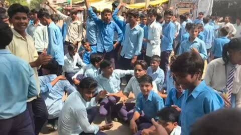 कौशांबी में जेन अल्फा का हल्लाबोल! शिवाजी इंटर कॉलेज के खिलाफ 200 से अधिक छात्र-छात्राओं ने किया चक्का जाम
📍 नेवादा, कौशांबी। विद्यालय की बदहाल व्यवस्थाओं और शिक्षकों की कार्यशैली से नाराज शिवाजी इंटर कॉलेज के छात्र-छात्राओं का गुस्सा गुरुवार को सड़कों पर फूट पड़ा। 200 से अधिक विद्यार्थियों ने पहले नेवादा ब्लॉक पहुंचकर बीडीओ को ज्ञापन सौंपा, फिर संतुष्ट न होने पर विद्यालय गेट के बाहर चक्का जाम कर दिया।
🔥 करीब दो घंटे तक चले प्रदर्शन में छात्र-छात्राओं ने कुल 29 मांगें उठाईं। इनमें जर्जर विद्यालय भवन, टूटी सीटें, बंद पंखे, गंदे शौचालय, दूषित पेयजल, साफ-सफाई का अभाव, शिक्षकों के समय से न पहुंचने, अधिक फीस वसूली और खराब उपकरणों का भुगतान छात्रों से कराने जैसी समस्याएं शामिल रहीं।
🚔 हंगामे की सूचना पर चरवा, पिपरी और सरायअकिल थाने की पुलिस पहुंची। चायल एसडीएम, सीओ चायल और जिला विद्यालय निरीक्षक (DIOS) समेत तमाम अधिकारियों ने मौके पर पहुंचकर मोर्�