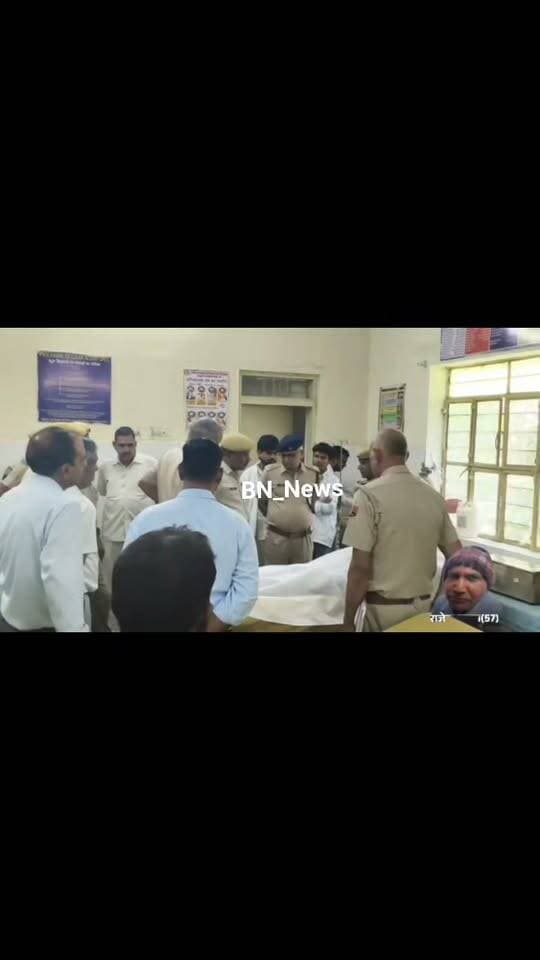 🚨 ब्रेकिंग न्यूज | कोटपूतली
💥 हाईवे पर ड्यूटी कर रहे हेड कॉन्स्टेबल को ट्रक ने कुचला, मौत!
अम्बाला-पनियाला हाईवे पर देहली पब्लिक स्कूल के सामने दर्दनाक हादसा।
हाईवे पेट्रोलिंग में तैनात हेड कॉन्स्टेबल राजेन्द्र यादव (57) को ट्रक ने मारी जोरदार टक्कर।
➡️ साथी पुलिसकर्मी अस्पताल लेकर पहुंचे, डॉक्टरों ने मृत घोषित किया।
➡️ एसपी सतवीर सिंह समेत पुलिस के आला अधिकारी मौके पर।
⚠️ ड्यूटी पर तैनात पुलिसकर्मी की मौत से मचा हड़कंप।
#BreakingNews #Kotputli #RoadAccident #Police #BN_News