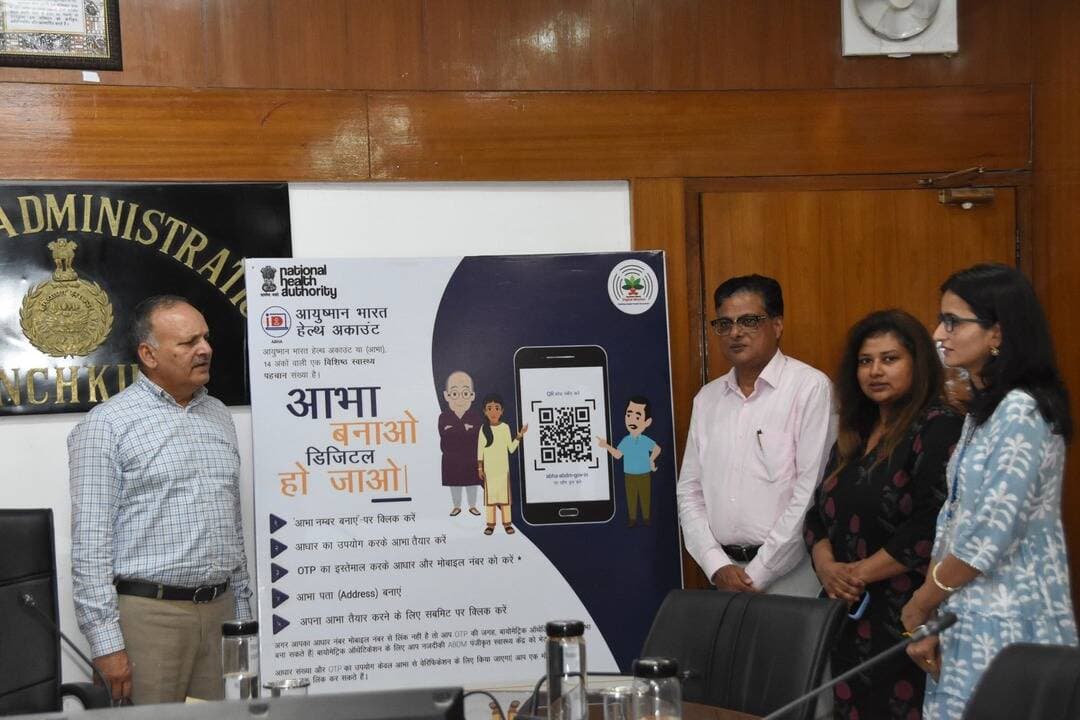 उपायुक्त ने स्वास्थ्य सेवाओं को डिजिटल व आसान बनाने के लिए आभा आईडी बनवाने की जिलावासियों से करी अपील
एबीएचए आईडी को लेकर लघु सचिवालय के सभागार में कार्यशाला का हुआ आयोजन
पंचकूला, 1 अक्तूबर- आयुष्मान भारत डिजिटल मिशन के तहत डिजिटल स्वास्थ्य सेवाओं को बढ़ावा देने के उद्देश्य से आज लघु सचिवालय के सभागार में उपायुक्त श्री सतपाल शर्मा के मार्गदर्शन में एबीएचए आईडी को लेकर कार्यशाला का आयोजन किया गया। इस मौके पर उपायुक्त ने सभी अधिकारियों को अपनी व अपने परिवारों की आभा आईडी बनाकर उसका लाभ उठाने की अपील की।
उपायुक्त ने बताया कि एबीएचए आईडी को नागरिकों की डिजिटल स्वास्थ्य पहचान के रूप में विकसित किया गया है। व्यक्ति के स्वास्थ्य संबंधी रिकॉर्ड को डिजिटल रूप में सुरक्षित रखने और स्वास्थ्य सेवाओं को बेहतर करने के लिए यह आभा आईडी बनाई गई है। डिजिटल स्वास्थ्य पहचान के माध्यम से स्वास्थ्य संबंधी जानकारी को व्यवस्थित तरीके से उपलब्ध रखा जाएगा।
अतिरिक्त उपायुक्त श्री विवेक आर्या ने कार्यशाला में उपस्थित सभी अधिकारियों व कर्मचारियों से एबीएचए आईडी बनवाने की अपील की।
एबीएचए की संयुक्त निदेशक र्कीति शर्मा ने बताया कि जागरूकता कार्यक्रम का उद्देश्य अधिकारियों और आम नागरिकों को डिजिटल स्वास्थ्य प्रणाली से जोड़ना तथा उन्हें अपने स्वास्थ्य रिकॉर्ड को डिजिटल रूप से व्यवस्थित रखने के प्रति जागरूक करना है।
उप सिविल सर्जन डाॅ मनीष ने बताया कि एबीएचए में सुरक्षित एवं डिजिटल स्वास्थ्य रिकॉर्ड, स्वास्थ्य सेवाओं तक आसान पहुंच, स्वास्थ्य संबंधी जानकारी को सुविधाजनक तरीके से साझा करने तथा बेहतर एवं सुरक्षित स्वास्थ्य सेवाओं में सहायता जैसे विषय प्रमुख रहेंगे।
उन्होंने सभी को एबीएचए आईडी से संबंधित आवश्यक जानकारी प्रदान की और डिजिटल स्वास्थ्य सेवाओं का अधिक से अधिक लाभ उठाने के लिए प्रेरित किया गया।
इस अवसर पर एसडीएम मन्नत राणा, नगराधीश जागृति, तहसीलदार सुरेश कुमार, एबीएचए की प्रोग्राम काॅर्डिनेटर रविना सदर, शिक्षा, स्वास्थ्य, महिला बाल विकास, समाज कल्याण, पुलिस, वन, पीडब्ल्यूडी बी एंड आर, नगर निगम, नगर परिषद, मत्स्य विभाग सहित अन्य विभागों के अधिकारी व कर्मचारी उपस्थित रहे।