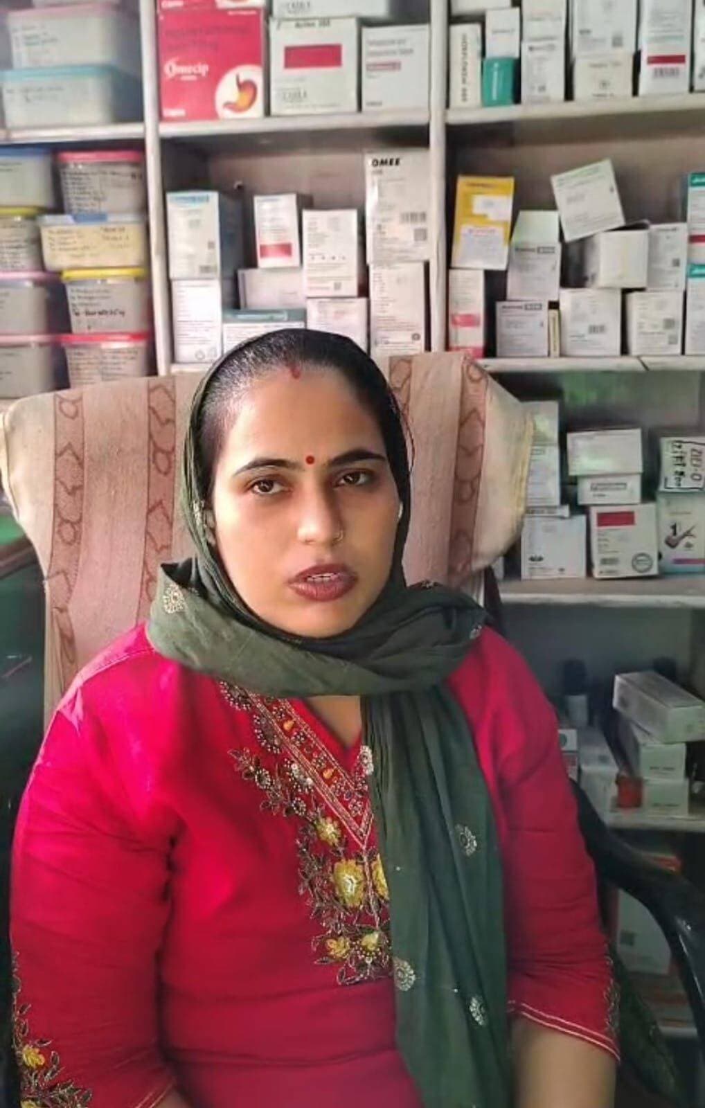 सेवा संकल्प अभियान : कहानी बदलाव की
प्रधानमंत्री मुद्रा योजना से स्वरोजगार को मिला संबल
-रेवाड़ी की प्रियांशु और नरेंद्र ने योजना से मिले सहयोग के उपयोग से व्यवसाय को आगे बढ़ाया
रेवाड़ी, 01 अक्तूबर।
सरकार की प्रधानमंत्री मुद्रा योजना छोटे एवं सूक्ष्म उद्यमियों को वित्तीय सहायता उपलब्ध कराकर उन्हें अपना व्यवसाय स्थापित करने और आगे बढ़ाने में महत्वपूर्ण सहयोग प्रदान कर रही है। रेवाड़ी जिला की प्रियांशु और नरेंद्र ने योजना के माध्यम से मिले सहयोग का उपयोग अपने-अपने व्यवसाय को आगे बढ़ाने में किया।
मेडिकल स्टोर व्यवसाय से आत्मनिर्भरता की ओर प्रियांशु
मेडिकल स्टोर का संचालन करती गांव गुरावड़ा निवासी प्रियांशु बदलाव की कहानी का उदाहरण हैं। व्यवसाय को स्थापित करने और आगे बढ़ाने के लिए आवश्यक वित्तीय सहयोग उन्हें प्रधानमंत्री मुद्रा योजना के माध्यम से प्राप्त हुआ। इस सहायता से उन्होंने अपने मेडिकल स्टोर के संचालन को मजबूत किया और ग्राहकों को आवश्यक दवाइयां एवं स्वास्थ्य संबंधी उत्पाद उपलब्ध कराने में सक्षम हुईं। प्रियांशु के लिए मुद्रा योजना वित्तीय सहयोग के साथ-साथ स्वरोजगार और आत्मनिर्भरता की दिशा में आगे बढ़ने का माध्यम बनी। आज वह अपने व्यवसाय को निरंतर आगे बढ़ाने के प्रयास में जुटी हैं।