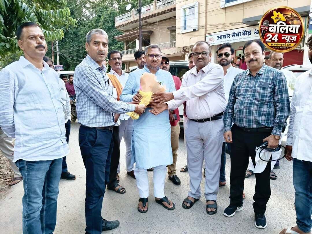 #गांधी जयंती पर बलिया में रोजगार मेला, 12 से 32 हजार तक वेतन वाले पदों पर भर्ती
#बलिया, 1 अक्टूबर।
सेवा संकल्प अभियान एवं महात्मा गांधी जयंती के अवसर पर जिले के बेरोजगार युवाओं को रोजगार उपलब्ध कराने के लिए 2 अक्टूबर 2026 को एक दिवसीय रोजगार मेले का आयोजन किया जाएगा। मेला जिला सेवायोजन कार्यालय, भृगु आश्रम, तारा निवास गली, बलिया में सुबह 10 बजे से शुरू होगा।
रोजगार मेले में टाटा मोटर्स कॉर्पोरेशन प्राइवेट लिमिटेड, सेफ एक्सप्रेस लॉजिस्टिक्स, एमआरएफ रबर टायर्स, लॉन्ड्री मेट समेत विभिन्न कंपनियां एवं नियोजक शामिल होंगे। इनमें ऑपरेशन असिस्टेंट, मशीन ऑपरेटर, हेल्पर, कंस्ट्रक्शन वर्कर, सेल्स ट्रेनर, सेल्स ऑफिसर, सुपरवाइजर, टेक्नीशियन और ई-वी. तिपहिया चालक सहित विभिन्न पदों पर निशुल्क चयन किया जाएगा।
विभिन्न पदों के लिए 12,000 से 32,000 रुपये प्रतिमाह तक सीटीसी निर्धारित की गई है। इसके अलावा बीवीजी इंडिया सर्विसेज की ओर से दुबई (UAE) में स्टील फिक्सर, कारपेंटर, प्लास्टर मेसन और कंस्ट्रक्शन हेल्पर के जॉब रोल के लिए भी पंजीकरण कराया जाएगा।
विभाग के अनुसार नियोक्ता कंपनियों की रिक्तियों से संबंधित विवरण रोजगार संगम पोर्टल पर प्रदर्शित कर दिया गया है। अकुशल श्रमिकों से लेकर 8वीं, 10वीं, 12वीं, स्नातक, परास्नातक, आईटीआई, डिप्लोमा एवं कौशल प्रशिक्षित अभ्यर्थी अपनी योग्यता के अनुसार पोर्टल पर पंजीकरण कर इच्छुक कंपनियों में आवेदन कर सकते हैं।
अभ्यर्थियों को 2 अक्टूबर को सुबह 10 बजे रोजगार मेले में अपने सभी शैक्षिक योग्यताओं के मूल प्रमाण पत्र एवं छायाप्रतियों के साथ उपस्थित होकर चयन प्रक्रिया में प्रतिभाग करने को कहा गया है। साथ ही सीएम-यूए (CM-YUA) के तहत स्वरोजगार के लिए इच्छुक युवाओं का पंजीकरण भी किया जाएगा।