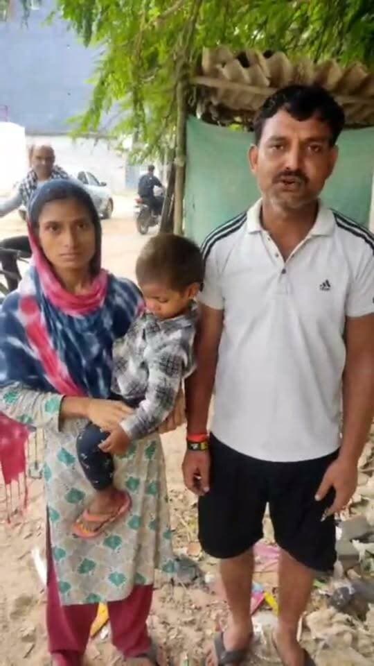 गुरुग्राम पुलिस की ERV-266 ने दिखाई तत्परता, माता-पिता से बिछड़े करीब 3 वर्षीय मासूम को 2 घण्टे में सकुशल परिजनों से मिलाया।
डायल-112 पर मिली सूचना के बाद ERV-266 टीम ने तत्काल मौके पर पहुंचकर बच्चे को संभाला तथा माइक-स्पीकर से मुनादी करके परिजनों को ढूंढा।
गुरुग्राम, गौरव गर्ग, 28 सितंबर । डायल-112 पर प्राप्त सूचना पर गुरुग्राम पुलिस की ERV-266 टीम ने तत्परता एवं संवेदनशीलता का परिचय देते हुए माता-पिता से बिछड़े करीब करीब 3 वर्षीय मासूम बच्चे को सकुशल उसके परिजनों से मिलाया। पुलिस की त्वरित कार्यवाही और स्थानीय नागरिक के सहयोग से बच्चे को सुरक्षित उसके परिवार के हवाले किया गया।
28 सितंबर को समय करीब 11 बजे ERV-266 को डायल-112 के माध्यम से एक कॉल प्राप्त हुई। सूचना देने वाले व्यक्ति/कॉलर कैलाश ने सूचना दी कि ओम विहार क्षेत्र में करीब 3 वर्ष की आयु का एक छोटा बच्चा अपने माता-पिता से बिछड़ गया है।
सूचना प्राप्त होते ही ERV-266 टीम बिना किसी देरी के तत्काल मौके पर पहुंची। टीम ने बच्चे को अपने संरक्षण में लेकर उसे शांत कराया तथा उसकी सुरक्षा सुनिश्चित की। साथ ही, घटना की सूचना संबंधित थाना पुलिस को दी गई।
बच्चे के परिजनों की तलाश के लिए ERV-266 टीम ने आसपास के क्षेत्र में वाहन में लगे माइक-स्पीकर के माध्यम से मुनादी करवाते हुए बच्चे के संबंध में जानकारी प्रसारित की और स्थानीय लोगों से उसके परिजनों की पहचान एवं तलाश में सहयोग करने की अपील की।
पुलिस की इस तत्पर पहल का सकारात्मक परिणाम सामने आया। माइक-स्पीकर से की जा रही मुनादी सुनकर एक स्थानीय निवासी ने ERV स्टाफ को बताया कि उसकी एक जानकार का बच्चा भी काफी समय से लापता है और परिजन उसकी तलाश कर रहे हैं।
स्थानीय महिला की सहायता से पुलिस टीम ने बच्चे की मां तबस्सुम से संपर्क स्थापित किया। आवश्यक जानकारी एवं पहचान की पुष्टि के बाद पुलिस टीम ने मासूम बच्चे को सुरक्षित रूप से उसके माता-पिता के सुपुर्द कर दिया।
अपने बच्चे को सकुशल वापस पाकर परिजनों ने राहत की सांस ली और डायल-112 ERV-266 टीम की तत्परता, संवेदनशीलता एवं मानवीय प्रयास के लिए धन्यवाद व्यक्त किया।
गुरुग्राम पुलिस की ERV टीम द्वारा की गई यह त्वरित कार्यवाही न केवल पुलिस की सजगता और तत्परता को दर्शाती है, बल्कि संकट की घड़ी में पुलिस एवं आमजन के सहयोग से किसी परिवार के लिए कितनी बड़ी मदद संभव है, इसका भी उदाहरण प्रस्तुत करती है।
गुरुग्राम पुलिस आमजन से अपील करती है कि यदि कोई बच्चा अथवा अन्य व्यक्ति अपने परिजनों से बिछड़ जाए, तो तत्काल डायल-112 पर सूचना दें और पुलिस के साथ आवश्यक जानकारी साझा करें, ताकि समय पर सहायता प्रदान कर उसे सुरक्षित उसके परिजनों तक पहुंचाया जा सके।