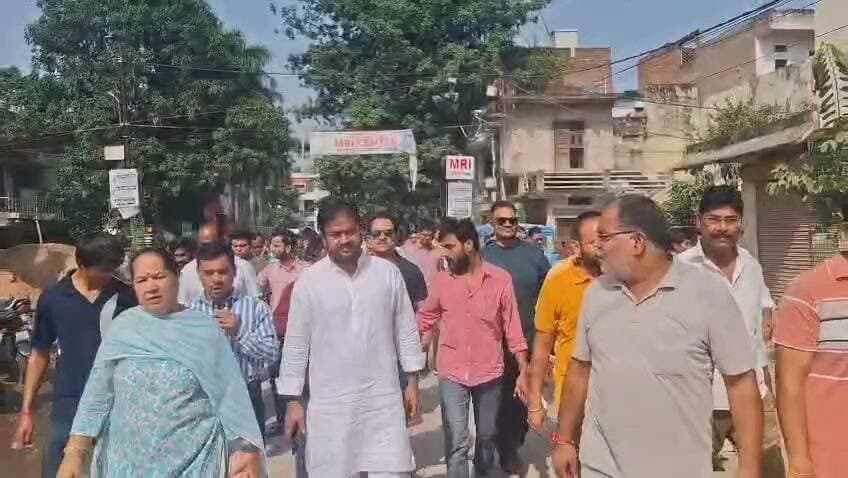 💥 बड़ी खबर💥
भरहुत नगर में हाउसिंग बोर्ड के फरमान से हाहाकार, 40 साल पुरानी कॉलोनी में दुकानों पर ताले, सैकड़ों परिवारों पर रोजी-रोटी का संकट
शहर की सबसे पुरानी भरहुत नगर कॉलोनी के रहवासी एकजुट हो गए हैं। 40 साल पुरानी इस कॉलोनी को फ्री-होल्ड करने की मांग तेज हो गई है।
रहवासियों का आरोप है कि हाउसिंग बोर्ड के कार्यपालन यंत्री ने रिटायरमेंट से ठीक एक दिन पहले आनन-फानन में कई दुकानदारों की लीज निरस्त कर दी। अचानक हुई इस कार्रवाई से कॉलोनी की सैकड़ों दुकानों में ताले लट गए और सैकड़ों लोग बेरोजगार हो गए हैं।
दरअसल, हाउसिंग बोर्ड ने पूरे भरहुत नगर में व्यावसायिक गतिविधियों के लिए कोई प्लान ही नहीं रखा। मजबूरी में लोग 18 मीटर (60 फीट) चौड़ी मुख्य सड़क के किनारे, एक तरफ निजी तो दूसरी तरफ बोर्ड की जमीन पर छोटा-मोटा व्यवसाय कर अपना परिवार पाल रहे थे।
अब दुकानें बंद होने से लोगों को दूध, सब्जी, किराना जैसी रोजमर्रा की चीजों के लिए भी भटकना पड़ रहा है। रहवासियों ने कलेक्टर से हस्तक्षेप कर कॉलोनी को फ्री-होल्ड करने और लीज बहाल करने की मांग की है।