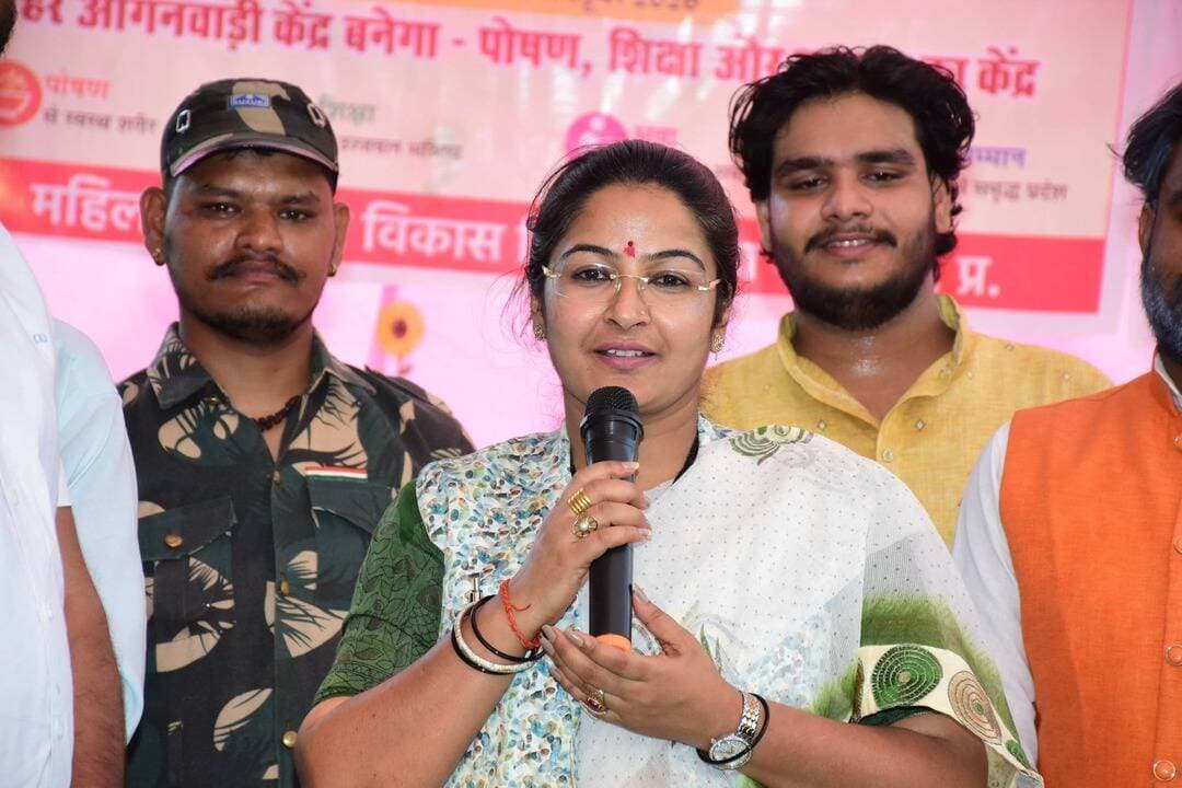 आंगन मिलन कार्यक्रम में बच्चों और महिलाओं से हुआ आत्मीय संवाद
----
सतना 1 अक्टूबर 2026/ सेवा संकल्प अभियान के अंतर्गत गुरुवार को नागौद विधानसभा क्षेत्र के बम्हौर तथा सोहावल विकासखंड के बराकला स्थित आंगनवाड़ी केंद्र में आंगन मिलन कार्यक्रम आयोजित किया गया। कार्यक्रम में मध्यप्रदेश शासन की नगरीय विकास एवं आवास राज्यमंत्री श्रीमती Pratima Bagri की उपस्थिति रही।
राज्यमंत्री श्रीमती प्रतिमा बागरी ने आंगनवाड़ी केंद्रों में पहुंचकर बच्चों एवं महिलाओं से आत्मीय संवाद किया तथा आंगनवाड़ी केंद्रों में संचालित गतिविधियों की जानकारी ली। उन्होंने बच्चों के साथ समय बिताया और उनके पोषण, स्वास्थ्य एवं प्रारंभिक शिक्षा से जुड़ी व्यवस्थाओं का जायजा लिया।
इस अवसर पर आंगनवाड़ी कार्यकर्ताओं एवं सहायिकाओं द्वारा केंद्र में संचालित गतिविधियों तथा शासन की विभिन्न योजनाओं के संबंध में जानकारी दी गई।
CM Madhya Pradesh
Dr Mohan Yadav
#JansamparkMP
#SevaSankalpAbhiyan
#सतना