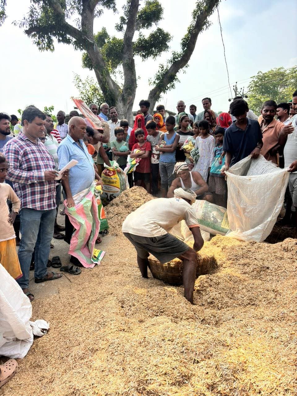 जिलाधिकारी, मुजफ्फरपुर के निदेश पर गंडक एवं बागमती नदी के जल के आस-पास के इलाक़ों में फैल जाने से प्रभावित लोगों की सहायता के लिए जिला प्रशासन, मुजफ्फरपुर द्वारा सरकार द्वारा निर्धारित मानक संचालन प्रक्रिया (एसओपी) के अनुरूप सभी कार्य किया जा रहा है। सामुदायिक रसोई केन्द्रों का संचालन, पॉलीथिन शीट्स का वितरण, एनडीआरएफ एवं एसडीआरएफ टीम द्वारा आवश्यकतानुसार प्रभावित लोगों को सुरक्षित स्थानों पर पहुँचाने, सूखा राशन का वितरण, स्वास्थ्य जाँच तथा दवाओं की उपलब्धता, नावों का परिचालन, कुट्टी-भूसा पशु चारा का वितरण एवं पशु चिकित्सा की उपलब्धता, स्वच्छ पेयजल, शौचालय की सुविधा, तटबंधों की निगरानी एवं सुदृढ़ीकरण सहित आपदा प्रबंधन के दृष्टिकोण से हर राहत एवं बचाव कार्य किया जा रहा है। अनुमंडल पदाधिकारियों, अनुमंडल पुलिस पदाधिकारियों, अंचल अधिकारियों, प्रखंड विकास पदाधिकारियों सहित सभी क्षेत्रीय अधिकारियों को लगातार क्षेत्र भ्रमण करने; बच्चों, महिलाओं, किसानों, बुजुर्गों सहित आम जनता से नियमित संवाद स्थापित करने एवं फीडबैक लेने तथा स्थिति के अनुसार तुरंत रिस्पॉन्ड करने का निदेश दिया गया है। ज़िलाधिकारी श्री कुमार गौरव स्वयं वरीय अधिकारियों के साथ क्षेत्र भ्रमण एवं पारू में लगातार कैम्प कर रहे हैं तथा राहत एवं बचाव कार्यों का अनुश्रवण कर रहे हैं। उनके द्वारा स्थानीय लोगों एवं जन प्रतिनिधियों से भी संवाद स्थापित कर उनका सुझाव एवं फीडबैक लिया जा रहा है।
================
*जिलाधिकारी ने लोगों से आह्वान करते हुए कहा कि किसी भी प्रकार के अफ़वाह पर ध्यान न दें। अपुष्ट, अप्रामाणिक एवं भ्रामक सूचनाओं को प्रसारित न करें। प्रशासन द्वारा दी जा रही सूचनाओं पर ही ध्यान दें तथा बाढ़ की स्थिति में बचाव हेतु सरकार द्वारा जारी एडवाइजरी का अनुपालन करें।*
================
जिलाधिकारी ने कहा कि नदियों में जल-स्तर अभी पीक पर है। गंडक नदी के रेवा घाट स्थित गेज स्थल पर वर्तमान में नया उच्चतम जलस्तर दर्ज किया गया है तथा जलस्तर में वृद्धि की प्रवृत्ति बनी हुई है।ऐसी क्रिटिकल परिस्थिति के बावजूद प्रशासन द्वारा युद्धस्तर पर आवश्यक बाढ़ संघर्षात्मक कार्य कराते हुए स्थल को सुरक्षित किया गया है। स्थिति नियंत्रण में है तथा तटबंध पर सतत निगरानी एवं चौकसी की जा रही है। उन्होंने कहा कि नदियों के जल-स्तर में जल्द ही कमी आएगी।
जिलाधिकारी ने कहा कि नेपाल के तराई क्षेत्र में गंडक नदी के जलग्रहण क्षेत्र में भारी वर्षा के कारण अभी नदियों में जल स्तर अधिकतम है। इसके आलोक में विशेष सतर्कता बरती जा रही है। किसी भी स्थिति से निपटने हेतु जिला प्रशासन पूर्णतः तैयार है। *लोग पैनिक न हों लेकिन सजग एवं सतर्क रहें*। संपूर्ण आपदा प्रबंधन तंत्र आपकी सहायता हेतु तत्पर है। आपदा प्रबंधन विभाग द्वारा निर्धारित मानक संचालन प्रक्रिया (एसओपी) के अनुसार सभी व्यवस्था की गई है। एनडीआरएफ/एसडीआरएफ की टीम सक्रिय है। तटबंधों की लगातार निगरानी की जा रही है। आवश्यकतानुसार मरम्मती एवं सुदृढ़ीकरण कार्य किया जा रहा है। कार्यपालक अभियंता, जल संसाधन विभाग को सजग एवं सक्रिय होकर स्थिति के अनुरूप कार्य करने का निर्देश दिया गया है। क्षेत्रीय अधिकारियों को आम जनता से नियमित संवाद स्थापित करने एवं फीडबैक लेने तथा स्थिति के अनुसार तुरंत रिस्पॉन्ड करने का निदेश दिया गया है।
जिलाधिकारी ने कहा कि बाढ़ प्रभावितों के जान-माल की सुरक्षा एवं ससमय राहत पहुँचाना प्रशासन की सर्वाेच्च प्राथमिकता है। किसी भी प्रकार की आवश्यकता पड़ने पर लोगों द्वारा जिला आपातकालीन संचालन केन्द्र (0621-2212007), राज्य आपातकालीन संचालन केंद्र, आपदा प्रबंधन विभाग, बिहार सरकार, पटना के हेल्पलाइन नंबर (0612-2294204/205) या आपातकालीन सहायता नंबर 1070 पर सूचना दी जा सकती है।
