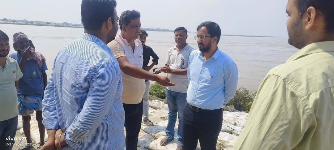 बाढ़ प्रभावित क्षेत्रों का उप विकास आयुक्त ने किया स्थल निरीक्षण
राहत एवं बचाव कार्यों की समीक्षा, कम्युनिटी किचेन में गुणवत्तापूर्ण एवं मानक के अनुरूप भोजन उपलब्ध कराने का निर्देश
जिलाधिकारी, मुजफ्फरपुर के निर्देशानुसार उप विकास आयुक्त, मुजफ्फरपुर श्री निशांत सिहारा ने आज सरैया प्रखंड अंतर्गत बाढ़ प्रभावित क्षेत्रों रेवा, बसतपुर एवं रतनपुर डीही का स्थल निरीक्षण कर बाढ़ की स्थिति एवं जिला प्रशासन द्वारा संचालित राहत एवं बचाव कार्यों का जायजा लिया।
निरीक्षण के दौरान उप विकास आयुक्त ने संबंधित पदाधिकारियों एवं कर्मियों से बाढ़ प्रभावित क्षेत्रों में जलस्तर की स्थिति, प्रभावित परिवारों की संख्या, आवागमन की स्थिति तथा उपलब्ध कराई जा रही राहत सुविधाओं के संबंध में विस्तृत जानकारी प्राप्त की। उन्होंने अधिकारियों को निर्देश दिया कि बाढ़ प्रभावित परिवारों तक आवश्यक राहत सामग्री एवं अन्य जरूरी सुविधाएं समयबद्ध रूप से पहुंचाना सुनिश्चित करें।
उन्होंने प्रभावित क्षेत्रों में राहत एवं बचाव कार्यों की सतत निगरानी रखने तथा स्थानीय स्तर पर उत्पन्न होने वाली किसी भी आवश्यकता अथवा समस्या की सूचना तत्काल वरीय पदाधिकारियों को देने का निर्देश दिया। साथ ही, प्रभावित लोगों के लिए आवश्यक सेवाओं की उपलब्धता बनाए रखने एवं उनकी समस्याओं के त्वरित समाधान पर विशेष ध्यान देने को कहा।
कम्युनिटी किचेन का किया निरीक्षण
निरीक्षण के क्रम में उप विकास आयुक्त ने बाढ़ प्रभावित लोगों के लिए संचालित कम्युनिटी किचेन का भी निरीक्षण किया। उन्होंने किचेन में भोजन तैयार करने की प्रक्रिया, स्वच्छता व्यवस्था एवं भोजन की गुणवत्ता का जायजा लिया।
उन्होंने संबंधित पदाधिकारियों को निर्देश दिया कि आपदा प्रबंधन विभाग द्वारा निर्धारित मानक संचालन प्रक्रिया (SOP) के अनुरूप कम्युनिटी किचेन का संचालन सुनिश्चित किया जाए। बाढ़ प्रभावित लोगों को समय पर गुणवत्तापूर्ण, पौष्टिक एवं स्वच्छ भोजन उपलब्ध कराने तथा भोजन की गुणवत्ता में किसी प्रकार की कमी नहीं होने देने का स्पष्ट निर्देश दिया।
उप विकास आयुक्त ने कहा कि बाढ़ प्रभावित परिवारों को सुरक्षित रखते हुए उन्हें आवश्यक राहत एवं मूलभूत सुविधाएं उपलब्ध कराना जिला प्रशासन की सर्वोच्च प्राथमिकताओं में है। प्रशासन द्वारा बाढ़ की स्थिति पर लगातार नजर रखी जा रही है तथा आवश्यकता के अनुसार प्रभावित क्षेत्रों में राहत एवं बचाव कार्यों को तत्परता से संचालित किया जा रहा है।
उन्होंने संबंधित अधिकारियों को निर्देशित किया कि बाढ़ की स्थिति सामान्य होने तक क्षेत्र में सतत निगरानी, त्वरित समन्वय एवं प्रभावी राहत व्यवस्था बनाए रखें, ताकि प्रभावित लोगों को किसी प्रकार की कठिनाई का सामना न करना पड़े।
#CMSamrat
#samratchoudhary
CMO Bihar
Information & Public Relations Department, Government of Bihar
Disaster Management Department Govt. of Bihar